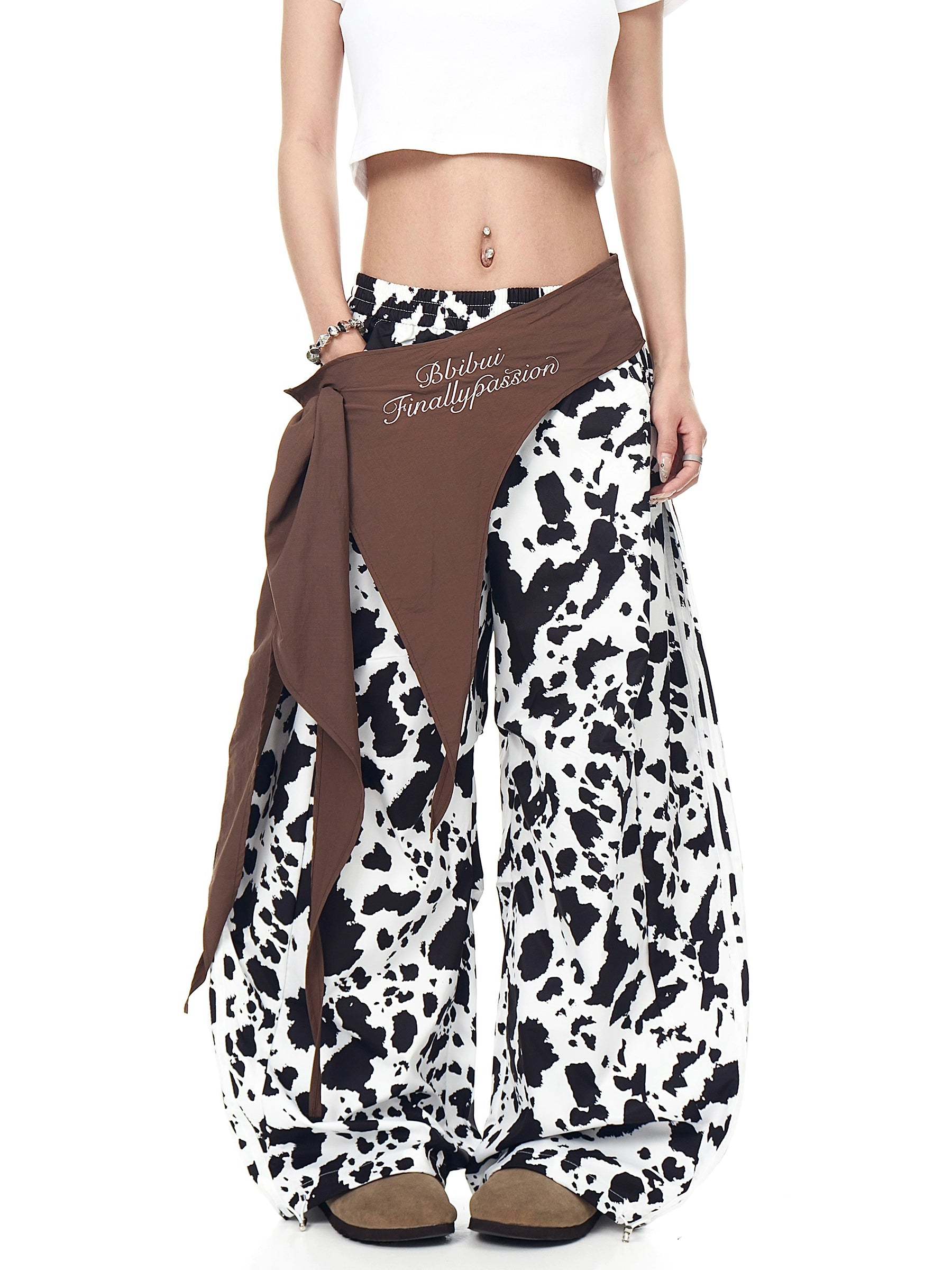 The Sanhoostudio lace-up wide-leg pants feature a black-and-white color-block design with blade-style hem details. Their oversized silhouette and bold contrasts deliver high street energy with a unique avant-garde aesthetic.