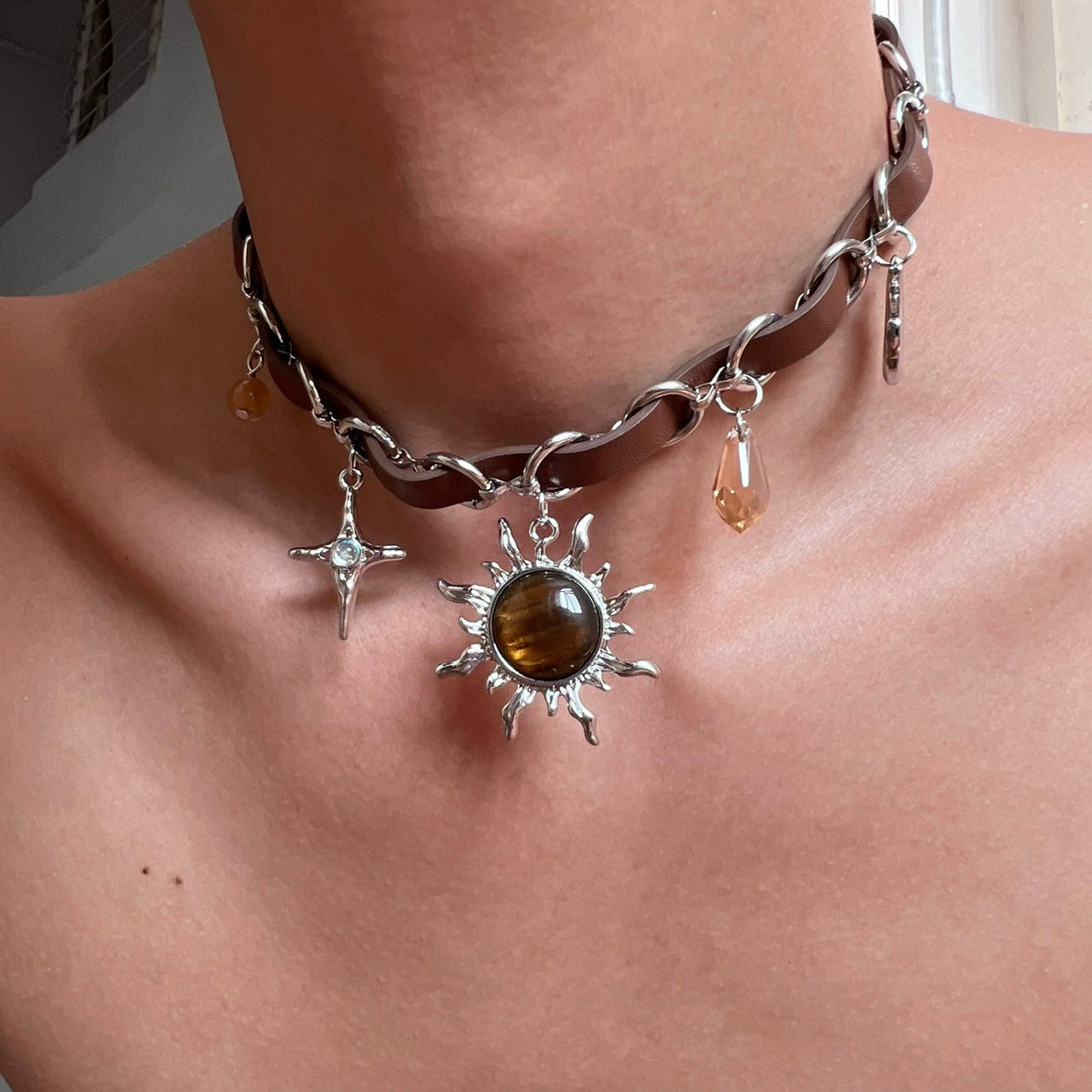 Sanhoostudio’s Mallard brown sunburst choker necklace showcases a bold sun-inspired design with warm brown tones, perfect for fashion-forward individuals seeking a standout, retro-luxe accessory.