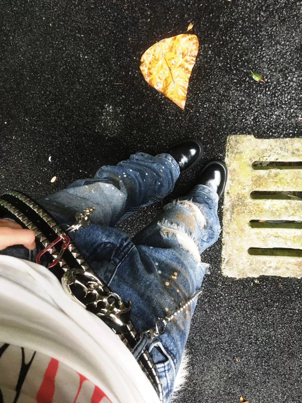 These blade-cut jeans by Sanhoostudio combine a heavy mud-dye wash, pleated textures, and distressed craftsmanship to create a futuristic yet rugged aesthetic. Perfect for grunge-inspired styling, high street fashion, or unique streetwear looks, they deliver both edge and originality.