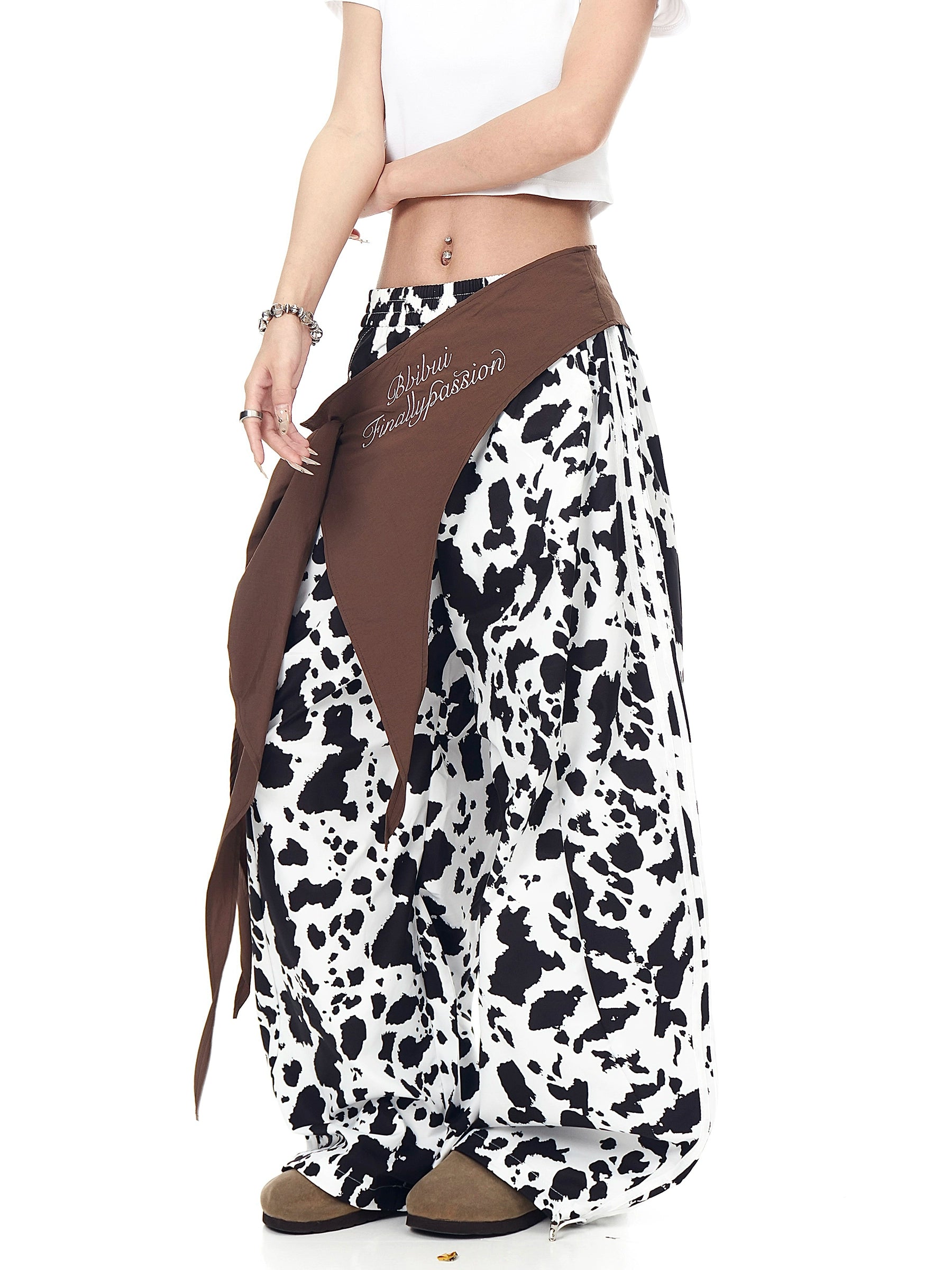 The Sanhoostudio lace-up wide-leg pants feature a black-and-white color-block design with blade-style hem details. Their oversized silhouette and bold contrasts deliver high street energy with a unique avant-garde aesthetic.