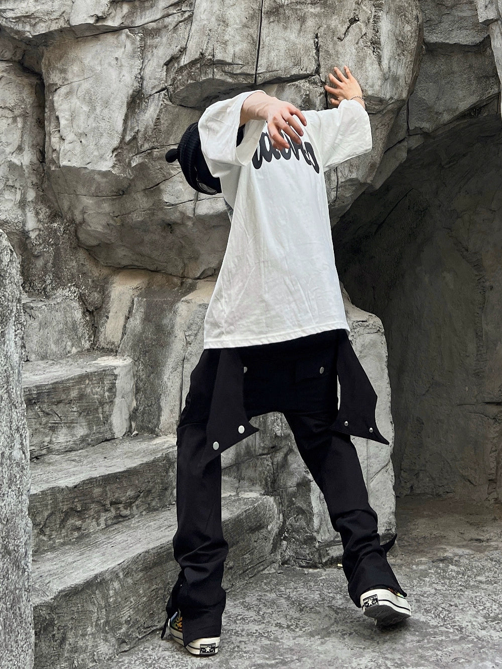 The Sanhoostudio functional zipper pants feature a straight-leg cut with punk-inspired hip-hop elements, bold zipper detailing, and a utilitarian aesthetic. Perfect for streetwear lovers, these pants combine comfort with striking urban energy for standout everyday styling.