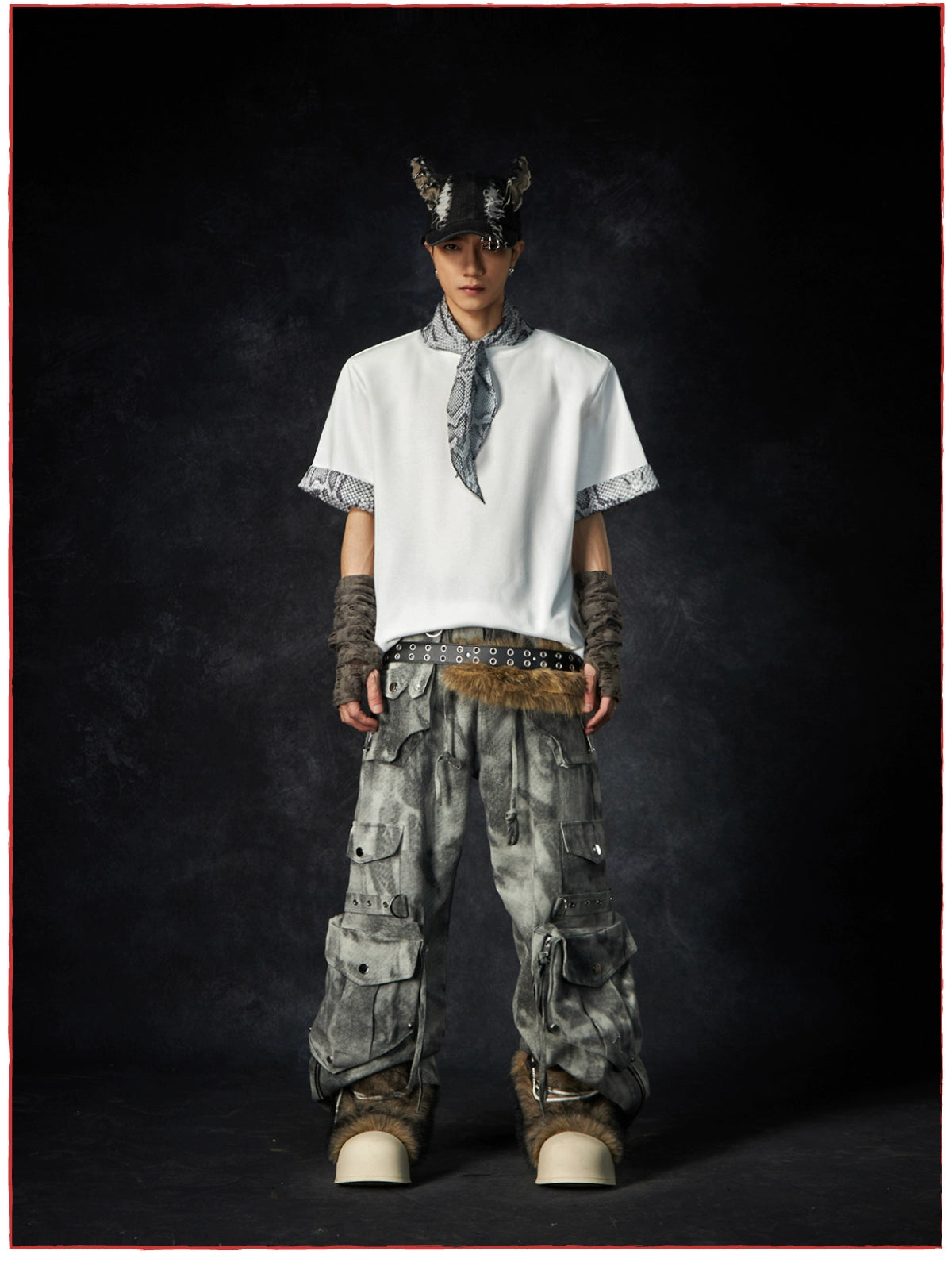 The Sanhoostudio distressed mud-dye cargo pants feature a heavy washed finish, rugged multi-pocket design, and a relaxed straight-leg fit. Perfect for utilitarian and high street styling, they combine functionality with bold design, making them an essential statement for everyday streetwear wardrobes.