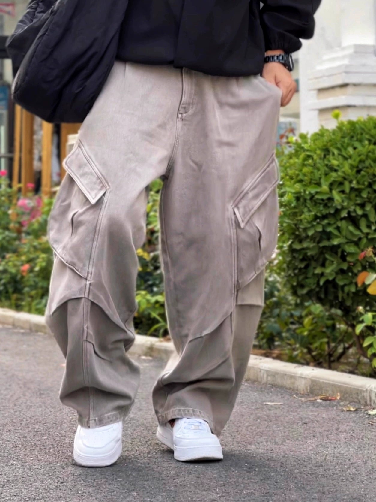 These Sanhoostudio cargo pants feature a blade-cut silhouette with pleated details and functional pockets. The wide-leg design blends avant-garde construction with utilitarian streetwear for a bold daily look.