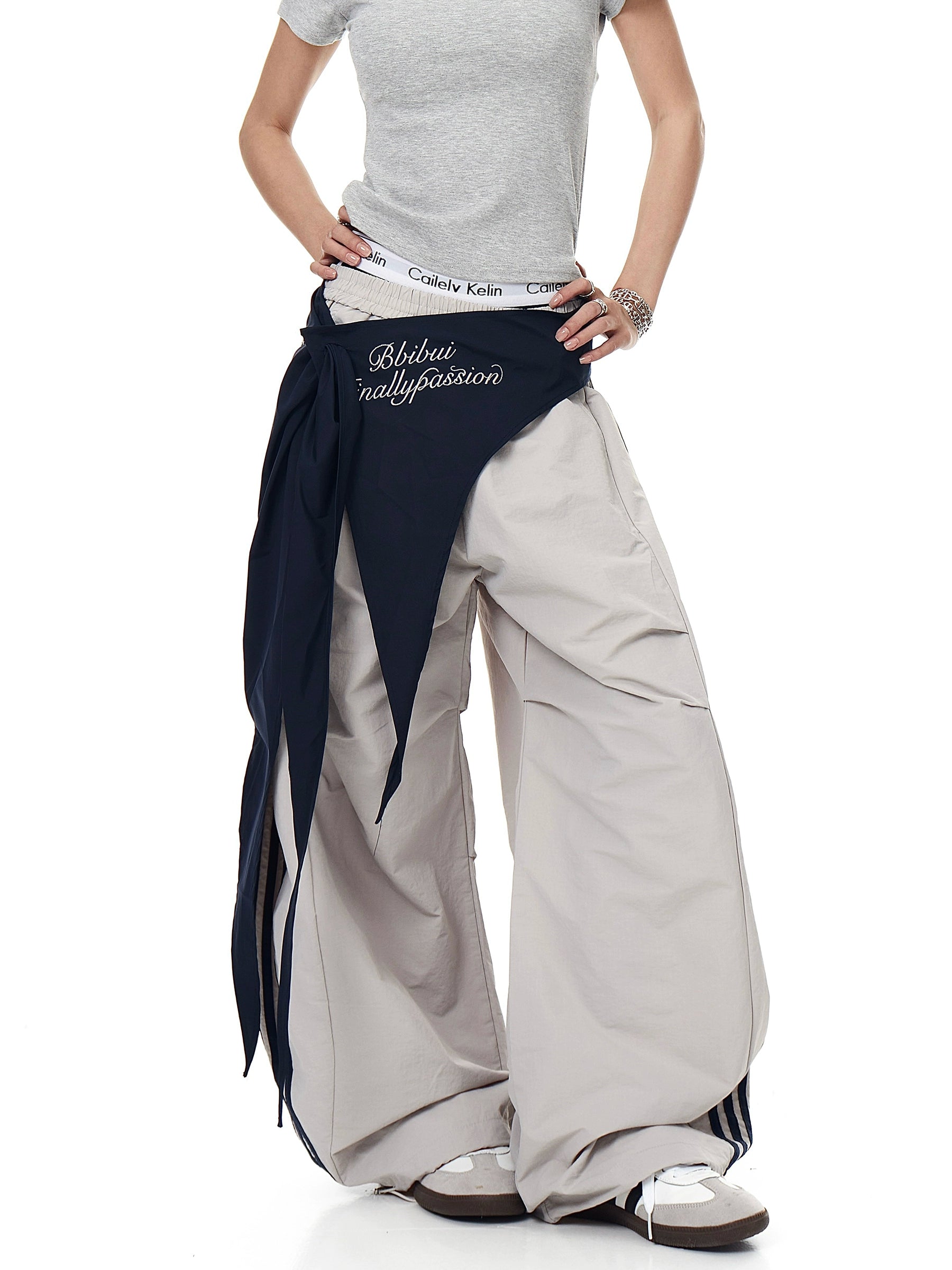 The Sanhoostudio lace-up wide-leg pants feature a black-and-white color-block design with blade-style hem details. Their oversized silhouette and bold contrasts deliver high street energy with a unique avant-garde aesthetic.