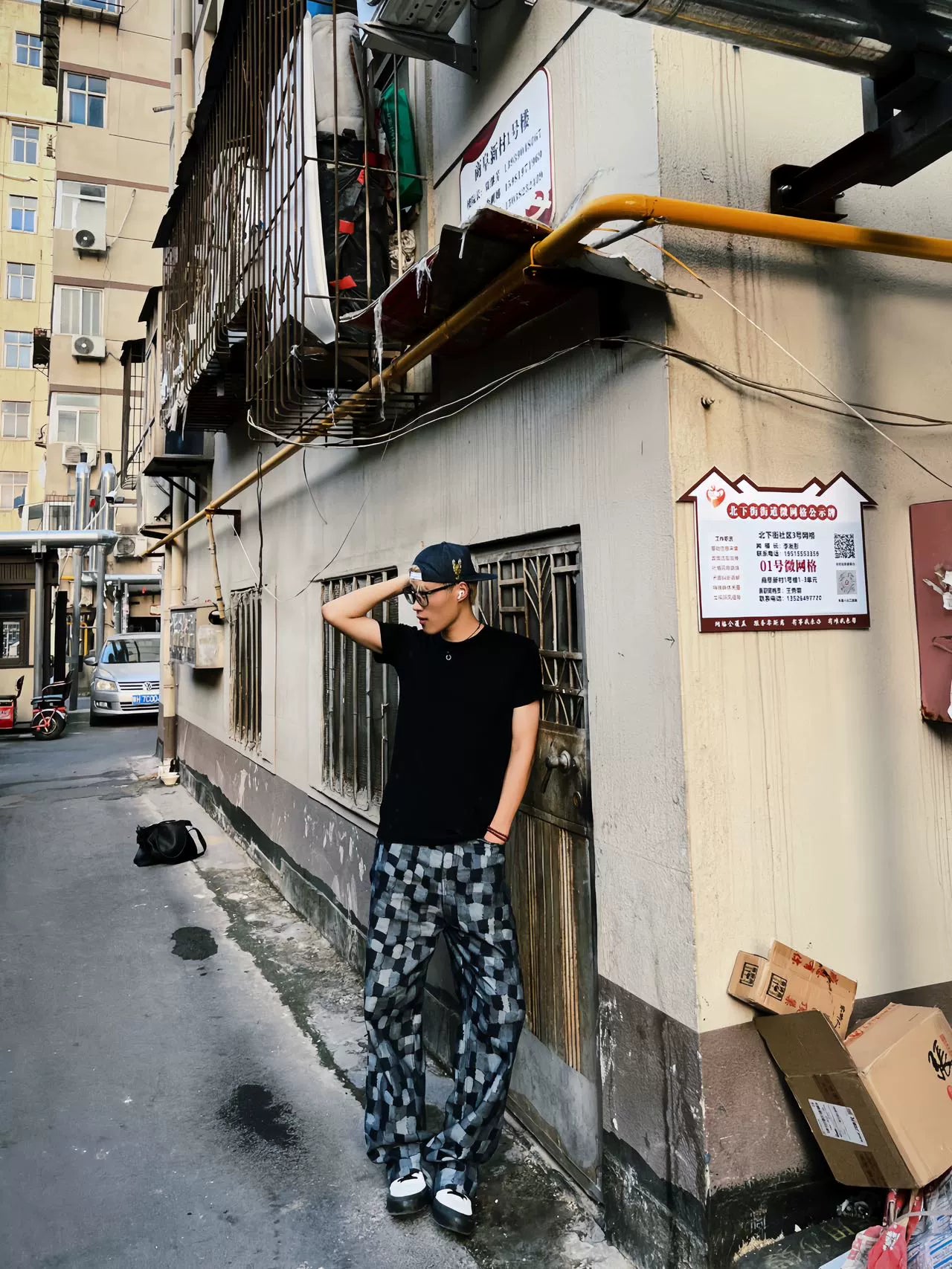 These plaid patchwork denim jeans from Sanhoostudio combine classic blue wash with plaid inserts, delivering a unique vintage-meets-modern streetwear vibe. Perfect for casual and high-street outfits.