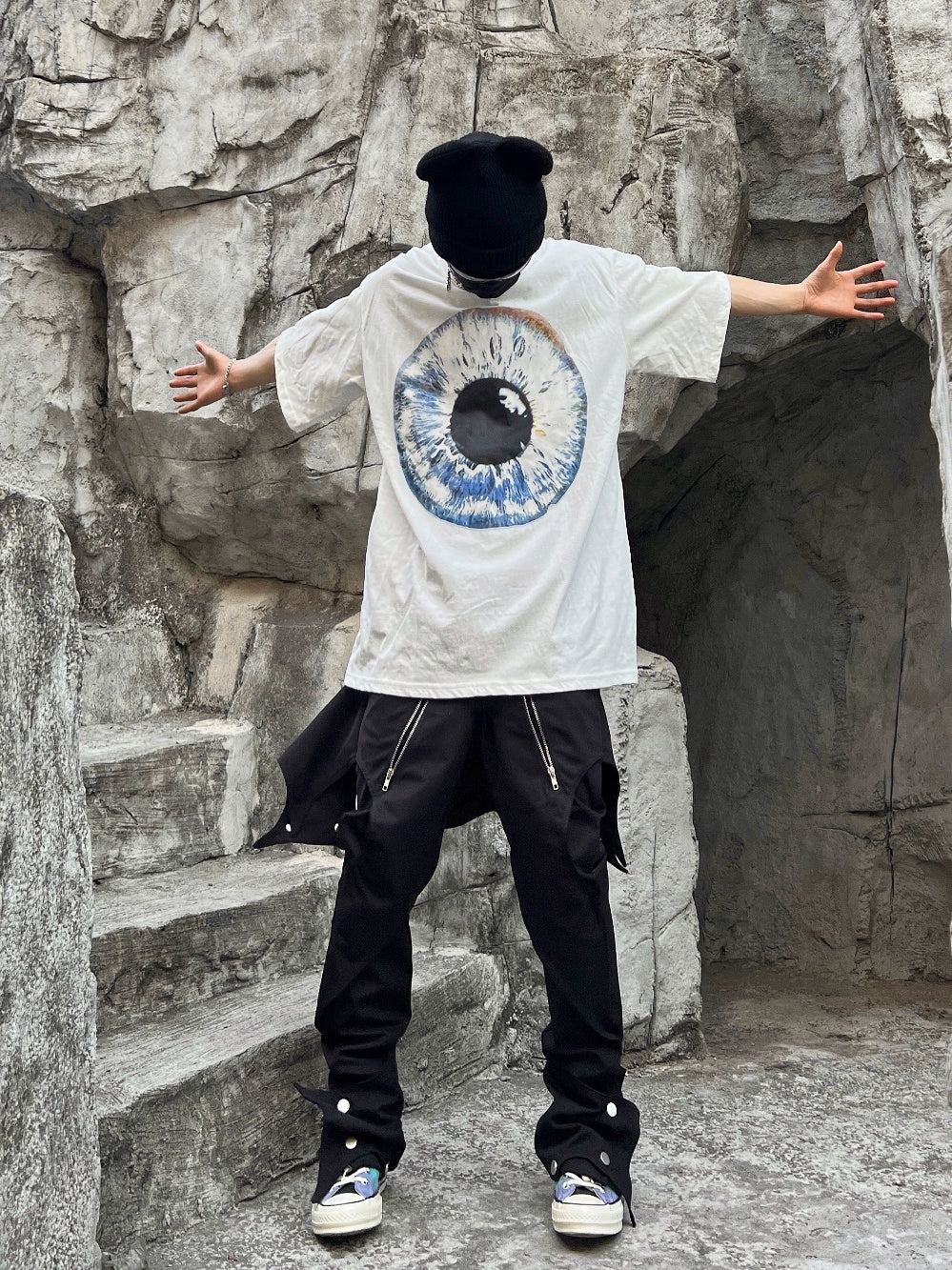 The Sanhoostudio functional zipper pants feature a straight-leg cut with punk-inspired hip-hop elements, bold zipper detailing, and a utilitarian aesthetic. Perfect for streetwear lovers, these pants combine comfort with striking urban energy for standout everyday styling.