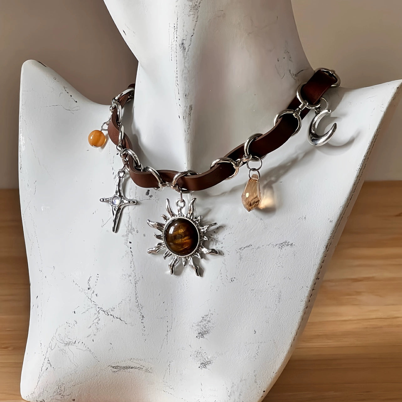 Sanhoostudio’s Mallard brown sunburst choker necklace showcases a bold sun-inspired design with warm brown tones, perfect for fashion-forward individuals seeking a standout, retro-luxe accessory.