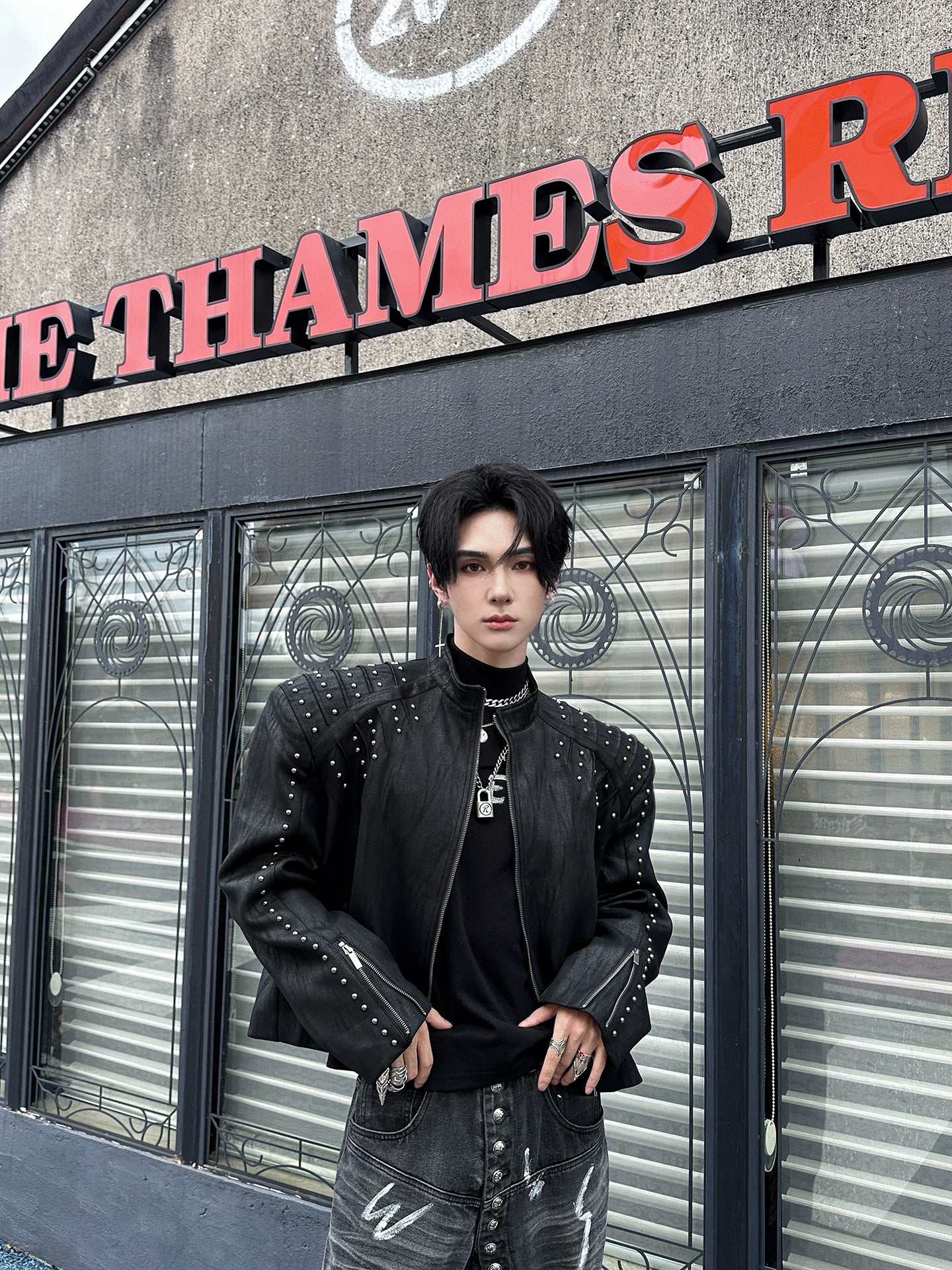 This Sanhoostudio leather jacket highlights a structured silhouette with padded shoulders, blending retro tailoring and modern edge. Perfect for autumn layering, it adds bold personality to streetwear outfits.