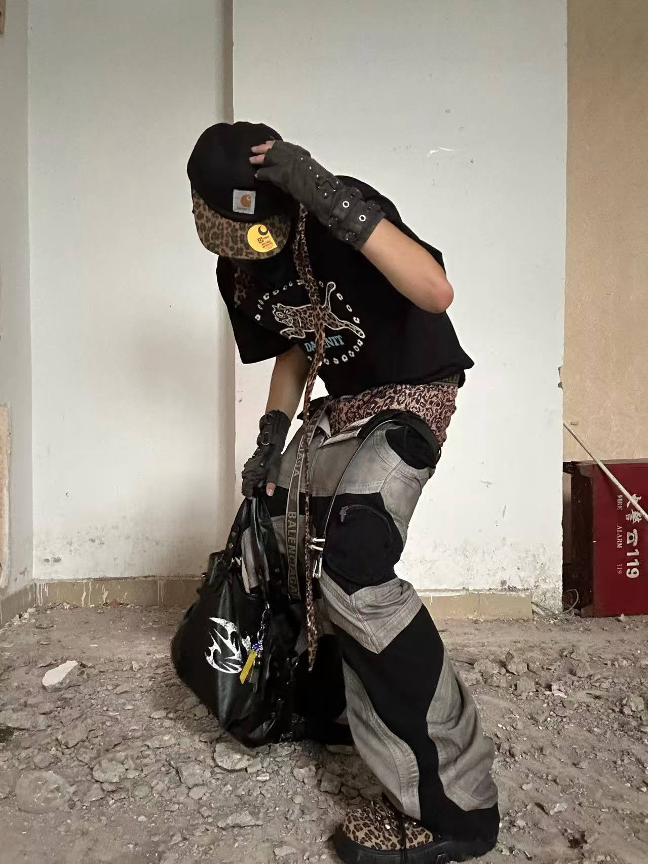 【25s Aug.】Dark Paratrooper Tactical Loose Overalls are inspired by military aesthetics and functional design. Featuring a loose, utility-style silhouette, these overalls are crafted from durable fabric with reinforced stitching for everyday wear and movement.