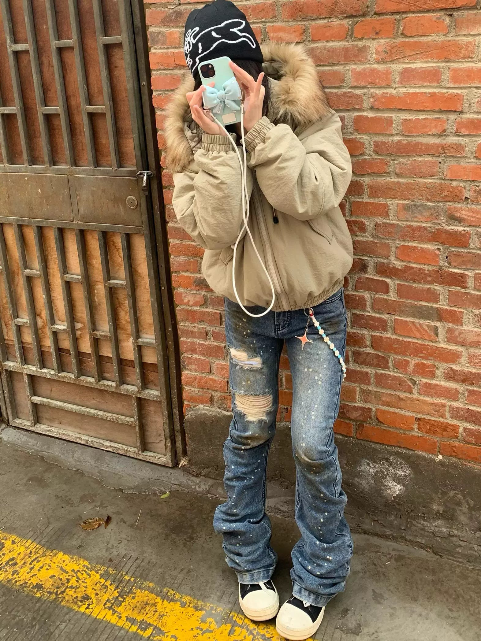 These blade-cut jeans by Sanhoostudio combine a heavy mud-dye wash, pleated textures, and distressed craftsmanship to create a futuristic yet rugged aesthetic. Perfect for grunge-inspired styling, high street fashion, or unique streetwear looks, they deliver both edge and originality.