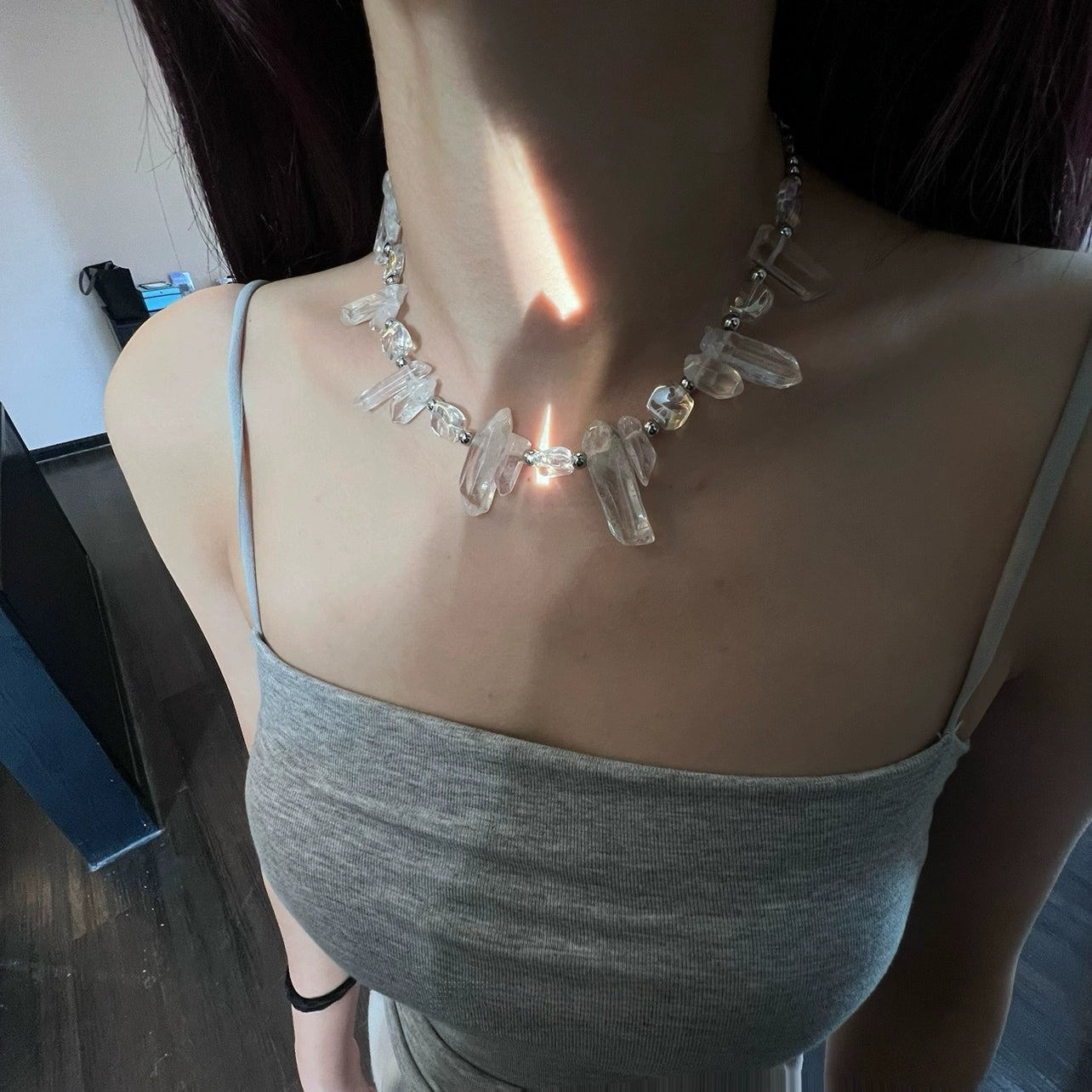 Sanhoostudio’s icicle natural crystal pendant uses irregular stones for a bold, original necklace. Perfect for statement looks, editorial styling, and fashion-forward outfits.