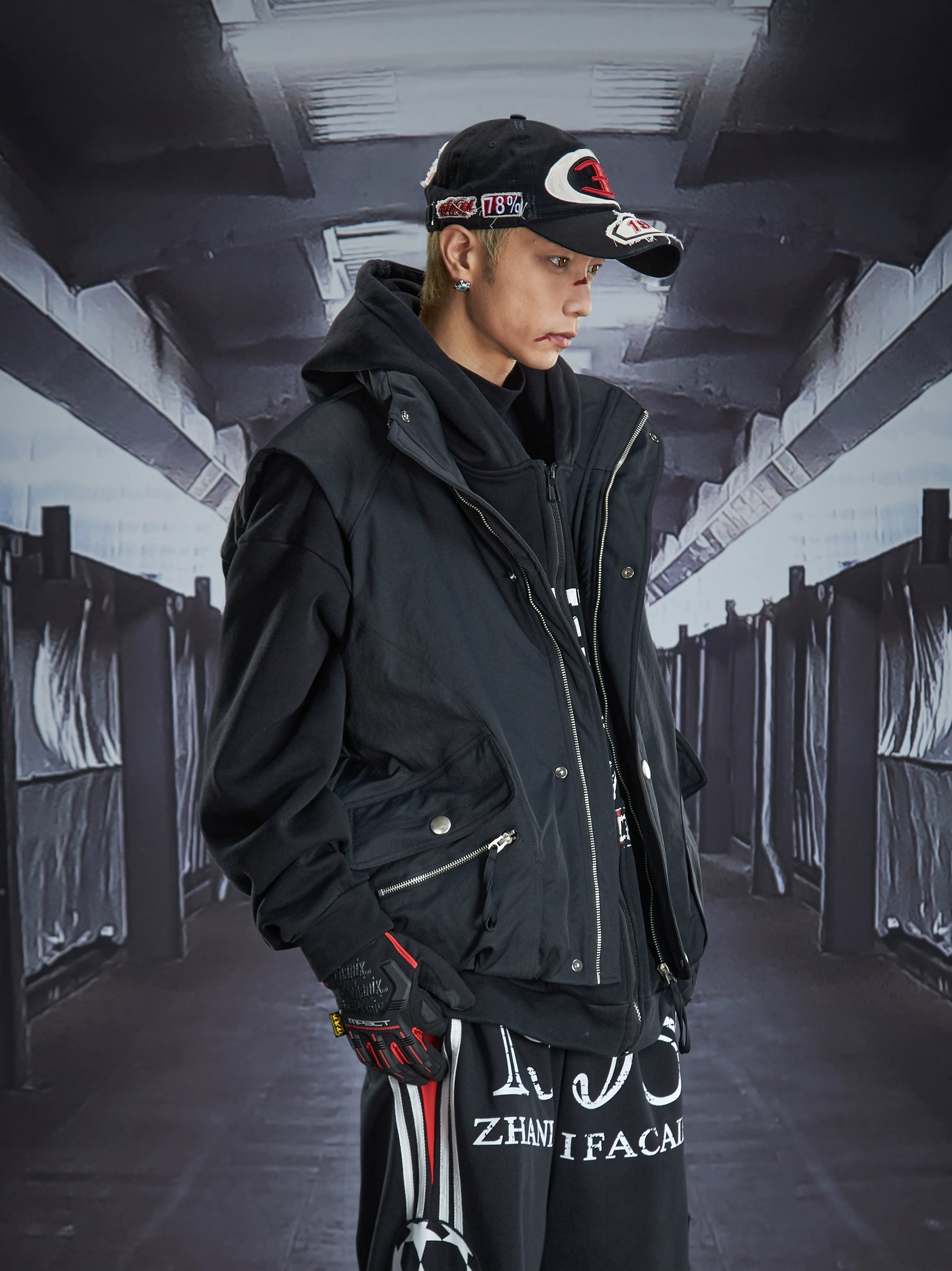 A short stand-collar puffer vest filled with 90% premium white duck down for lightweight warmth. A clean winter essential crafted by Sanhoostudio.