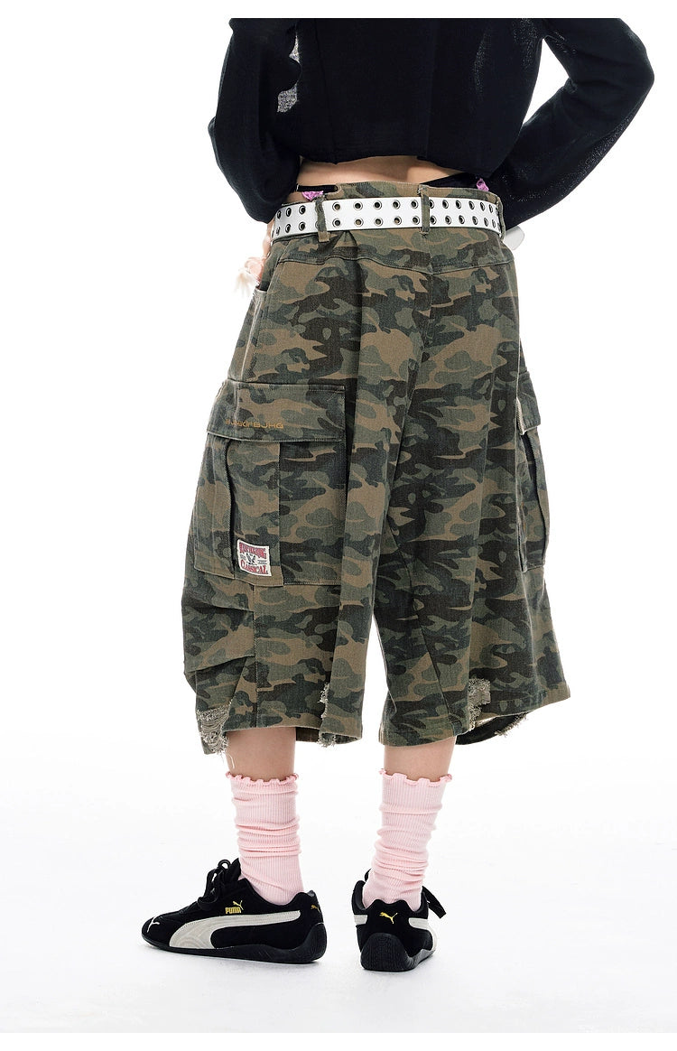 These Sanhoostudio denim shorts feature a camouflage print with vintage washing for a rugged retro effect. Designed with a relaxed fit, they deliver everyday comfort while embracing a military-inspired urban aesthetic.
