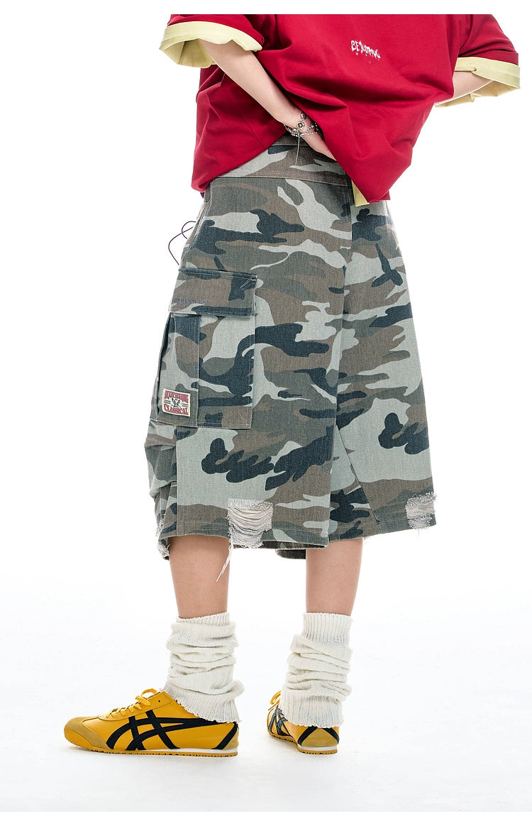 These Sanhoostudio denim shorts feature a camouflage print with vintage washing for a rugged retro effect. Designed with a relaxed fit, they deliver everyday comfort while embracing a military-inspired urban aesthetic.
