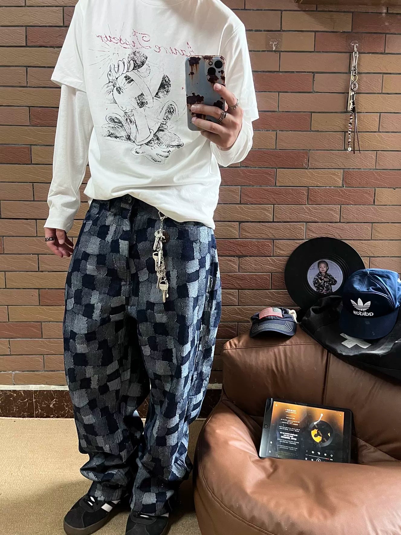 These plaid patchwork denim jeans from Sanhoostudio combine classic blue wash with plaid inserts, delivering a unique vintage-meets-modern streetwear vibe. Perfect for casual and high-street outfits.