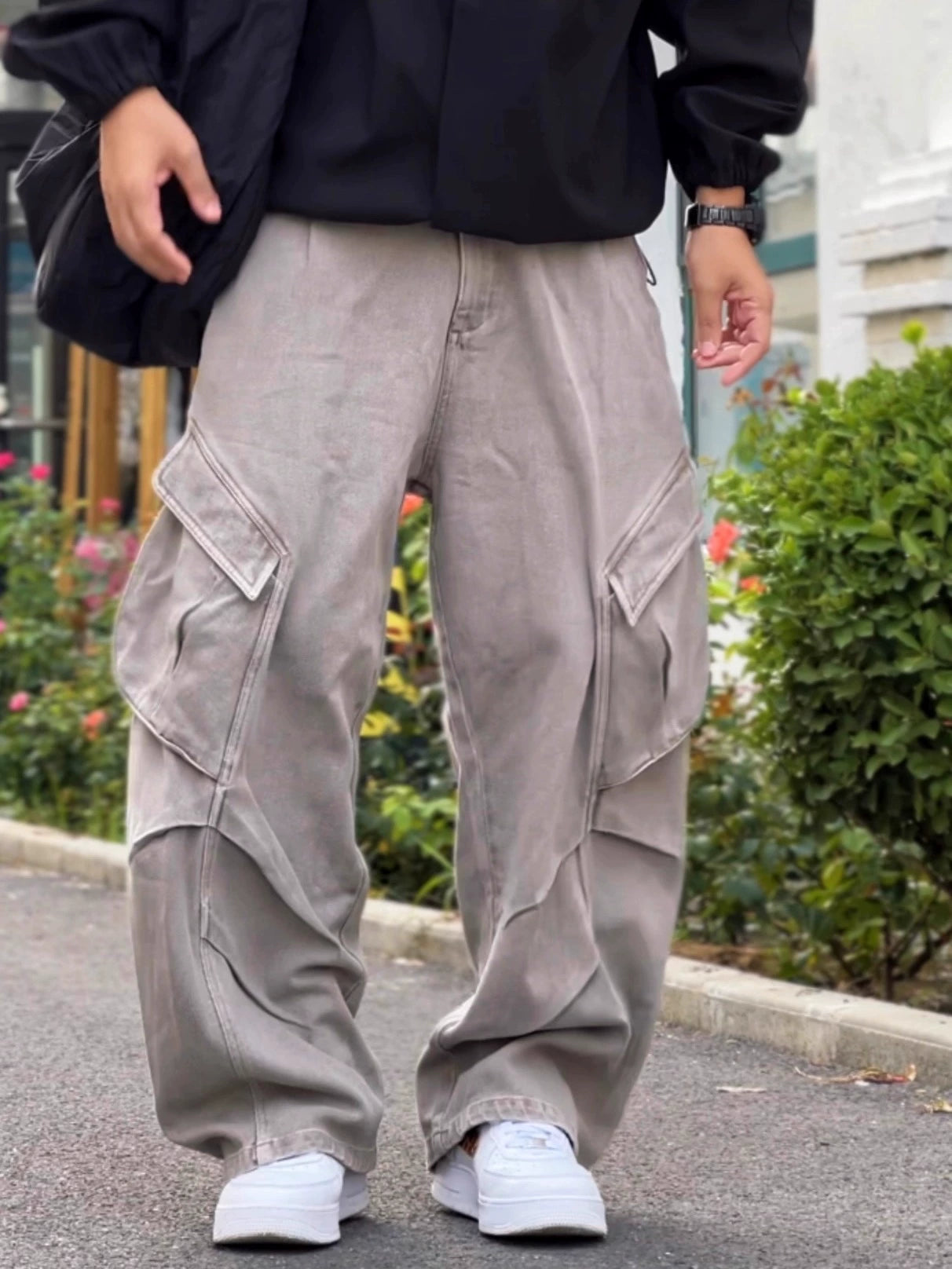 These Sanhoostudio cargo pants feature a blade-cut silhouette with pleated details and functional pockets. The wide-leg design blends avant-garde construction with utilitarian streetwear for a bold daily look.