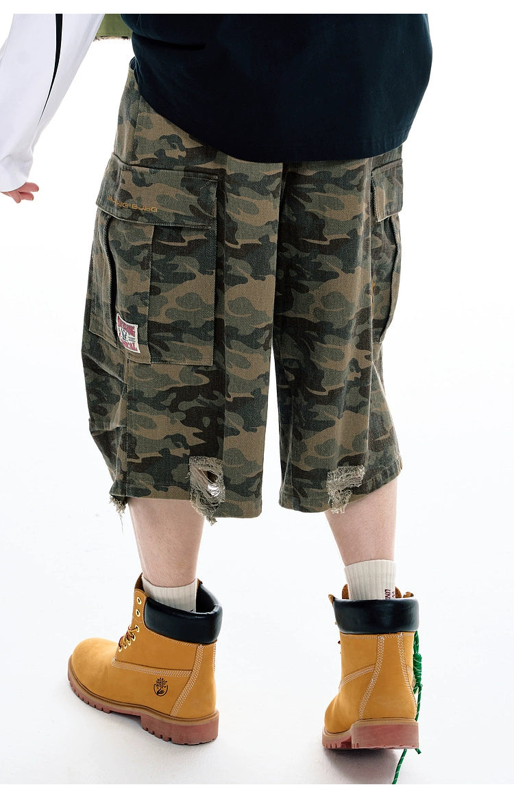 These Sanhoostudio denim shorts feature a camouflage print with vintage washing for a rugged retro effect. Designed with a relaxed fit, they deliver everyday comfort while embracing a military-inspired urban aesthetic.