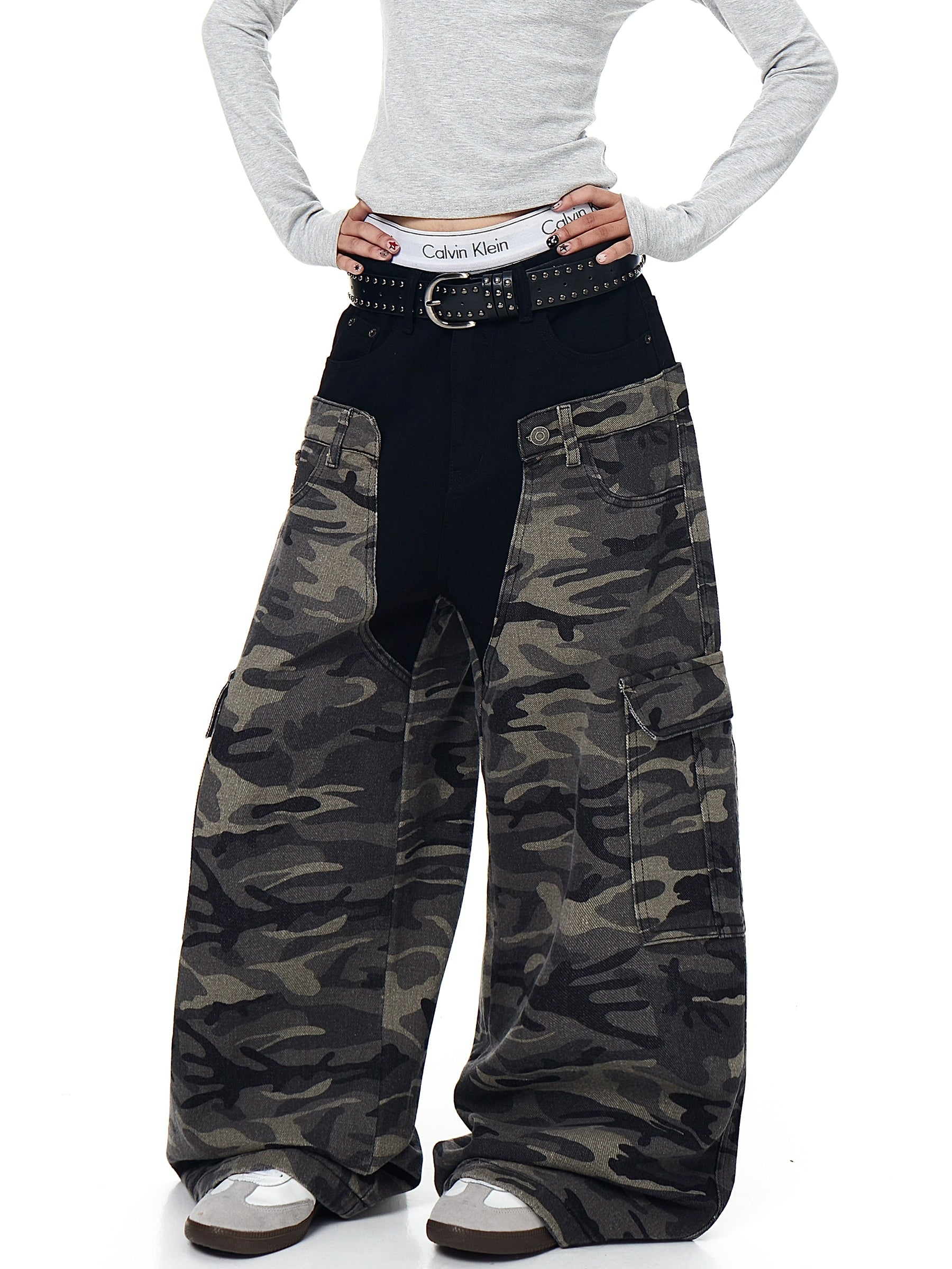 Stand out in Sanhoostudio’s layered colorblock cargo pants featuring bold camouflage patterns, multiple utility pockets, and a modern streetwear silhouette.