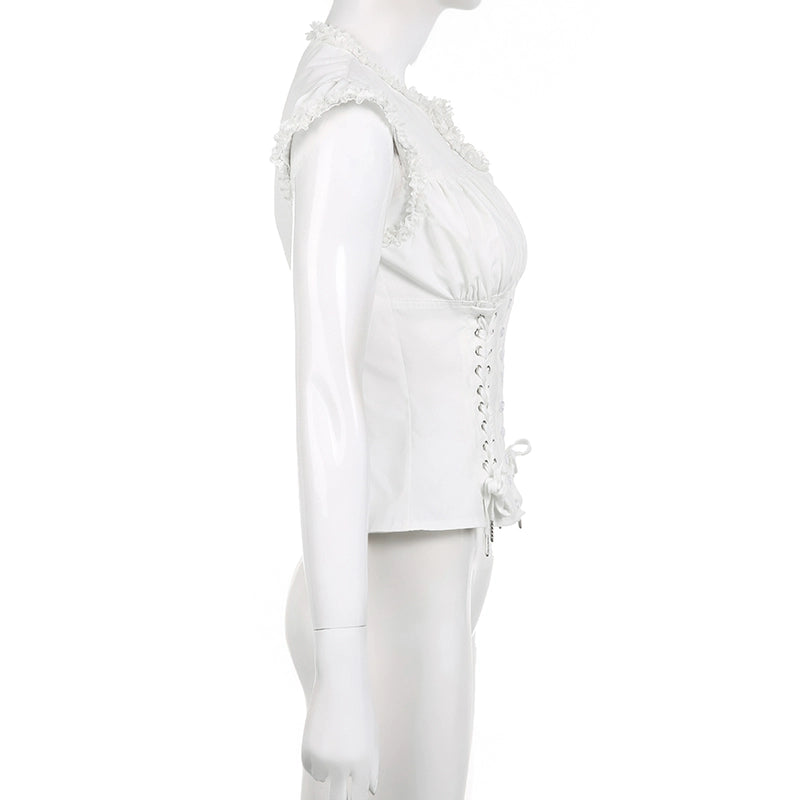 Sanhoostudio’s lace-up slim waist T-shirt offers a unique deconstructed silhouette with lace detail, blending feminine charm with edgy streetwear. A stylish choice for standout urban looks.