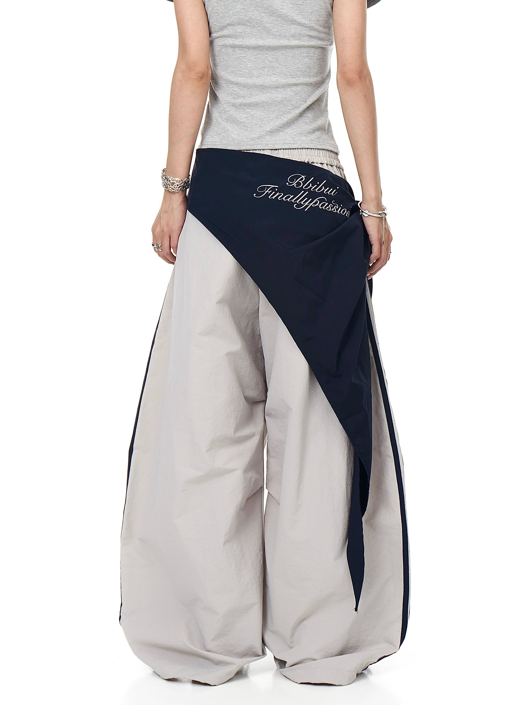 The Sanhoostudio lace-up wide-leg pants feature a black-and-white color-block design with blade-style hem details. Their oversized silhouette and bold contrasts deliver high street energy with a unique avant-garde aesthetic.