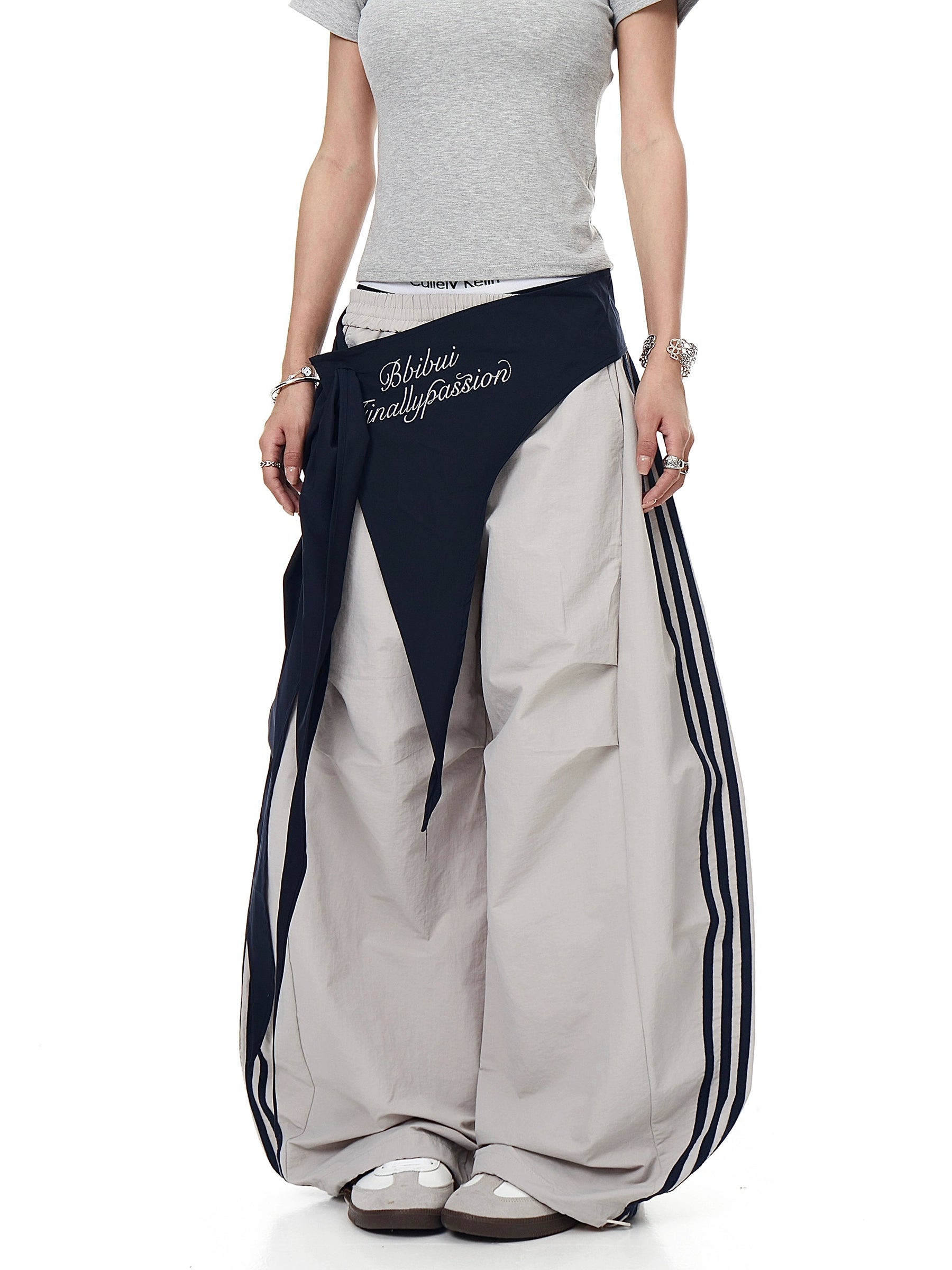 The Sanhoostudio lace-up wide-leg pants feature a black-and-white color-block design with blade-style hem details. Their oversized silhouette and bold contrasts deliver high street energy with a unique avant-garde aesthetic.