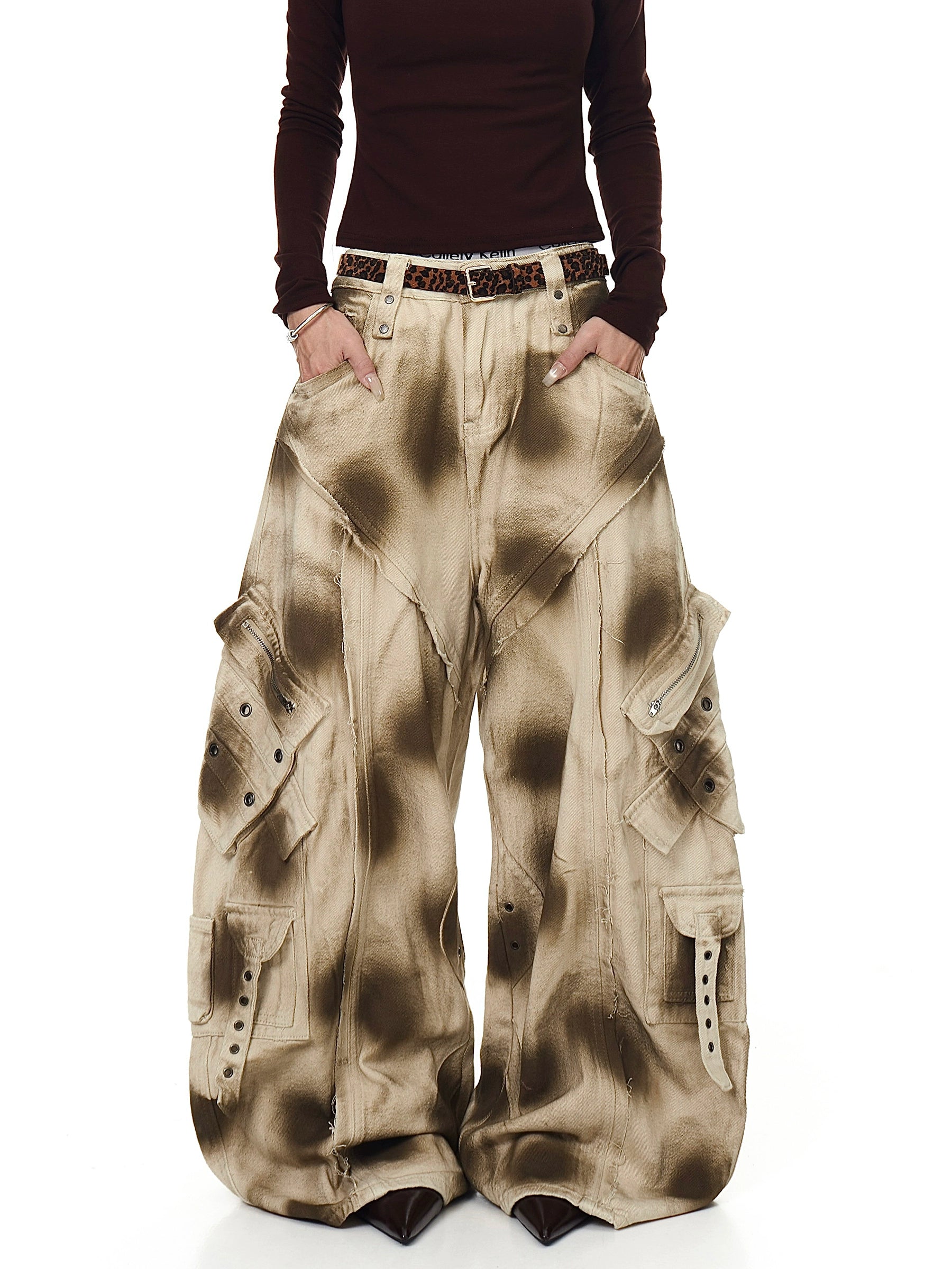 Sanhoostudio’s distressed dirty wash cargo pants combine high street aesthetics with a deconstructed wide leg silhouette, perfect for a grunge-inspired wardrobe.