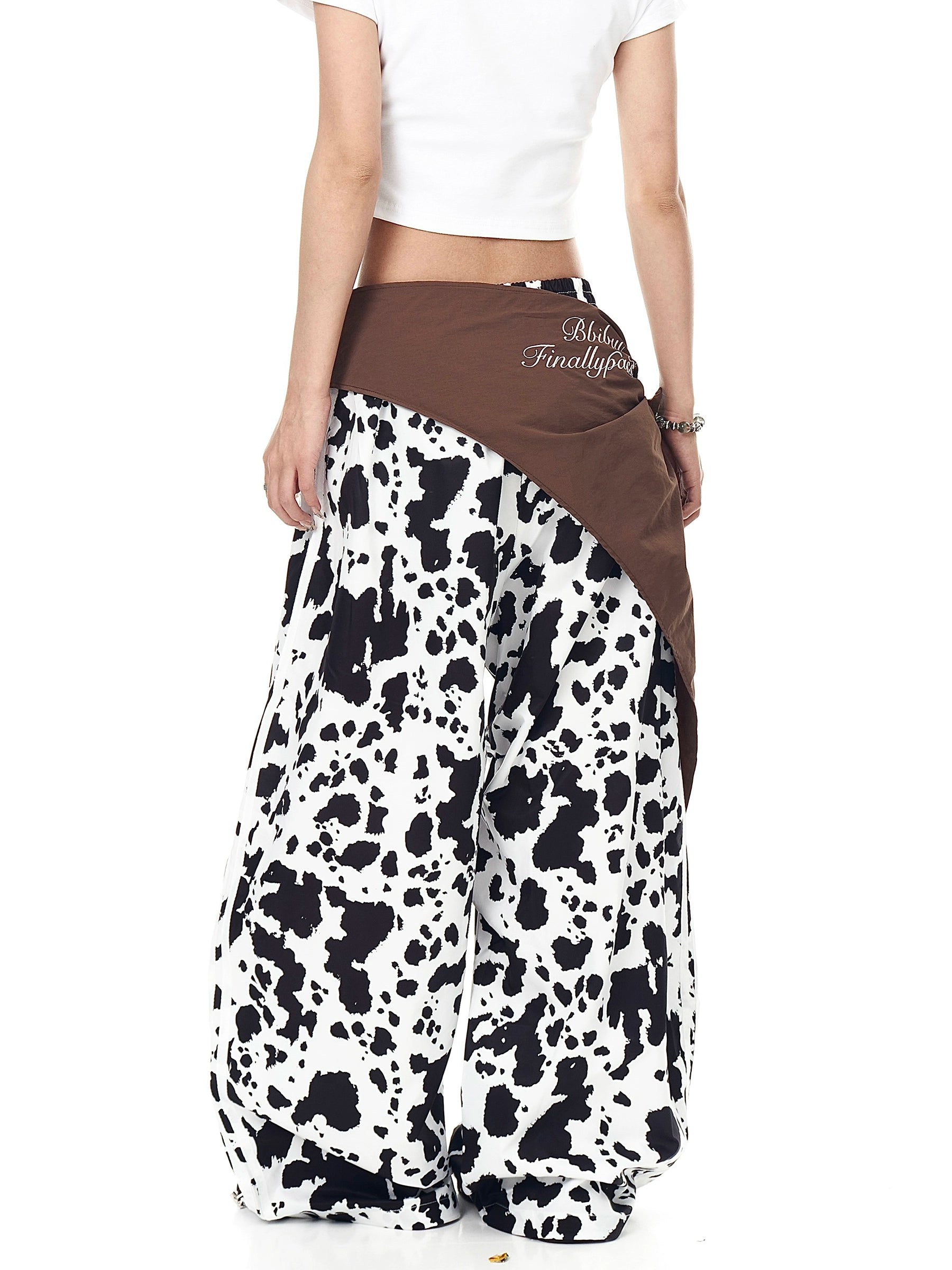 The Sanhoostudio lace-up wide-leg pants feature a black-and-white color-block design with blade-style hem details. Their oversized silhouette and bold contrasts deliver high street energy with a unique avant-garde aesthetic.