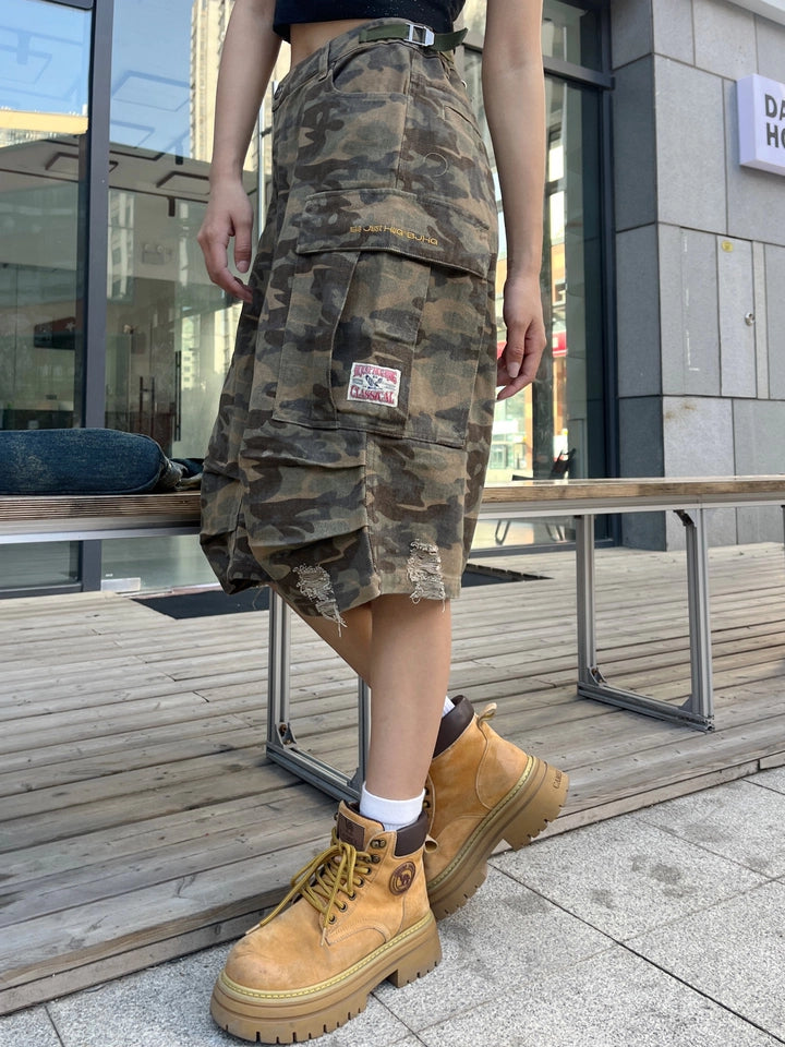 These Sanhoostudio denim shorts feature a camouflage print with vintage washing for a rugged retro effect. Designed with a relaxed fit, they deliver everyday comfort while embracing a military-inspired urban aesthetic.