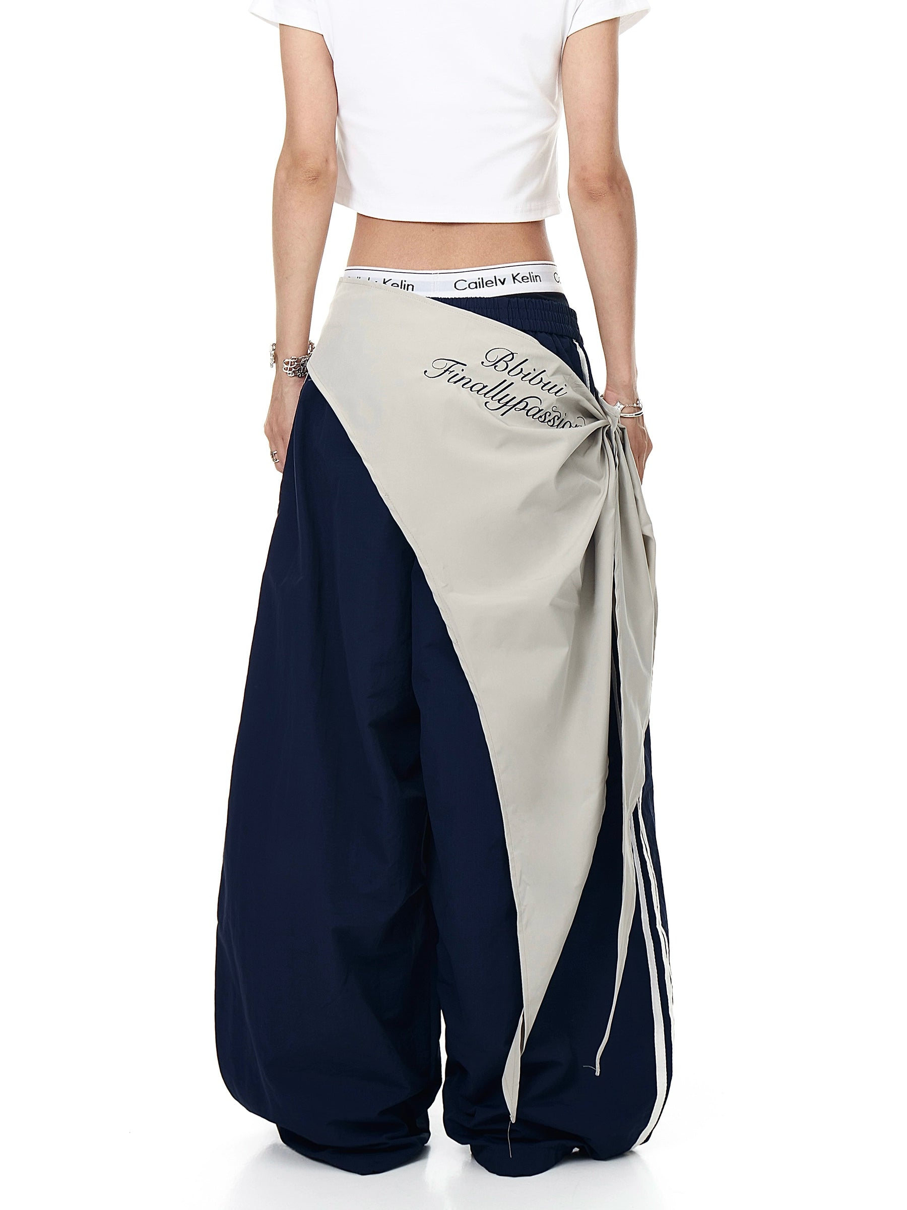 The Sanhoostudio lace-up wide-leg pants feature a black-and-white color-block design with blade-style hem details. Their oversized silhouette and bold contrasts deliver high street energy with a unique avant-garde aesthetic.