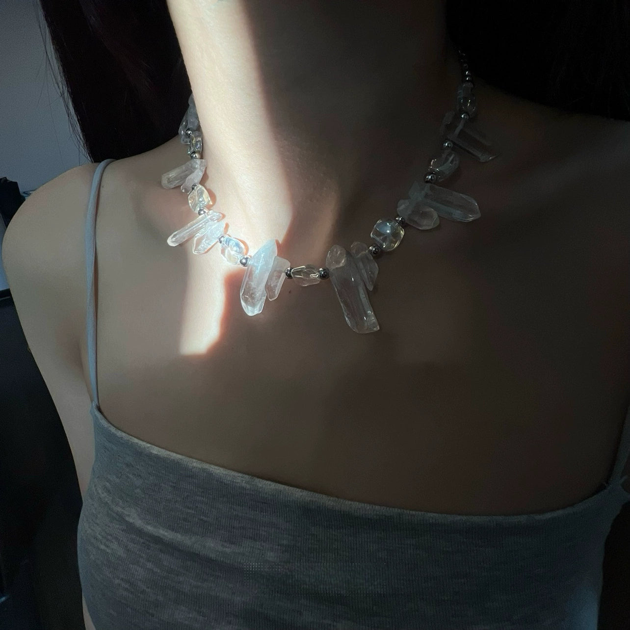 Sanhoostudio’s icicle natural crystal pendant uses irregular stones for a bold, original necklace. Perfect for statement looks, editorial styling, and fashion-forward outfits.