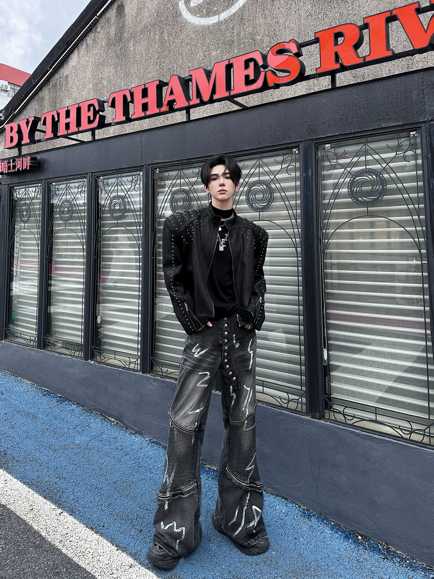 This Sanhoostudio leather jacket highlights a structured silhouette with padded shoulders, blending retro tailoring and modern edge. Perfect for autumn layering, it adds bold personality to streetwear outfits.