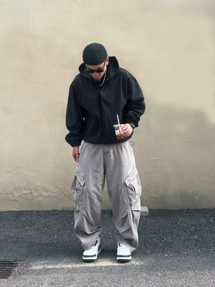 These Sanhoostudio cargo pants feature a blade-cut silhouette with pleated details and functional pockets. The wide-leg design blends avant-garde construction with utilitarian streetwear for a bold daily look.