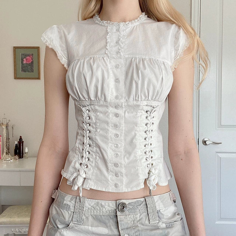 Sanhoostudio’s lace-up slim waist T-shirt offers a unique deconstructed silhouette with lace detail, blending feminine charm with edgy streetwear. A stylish choice for standout urban looks.