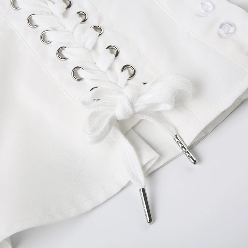 Sanhoostudio’s lace-up slim waist T-shirt offers a unique deconstructed silhouette with lace detail, blending feminine charm with edgy streetwear. A stylish choice for standout urban looks.