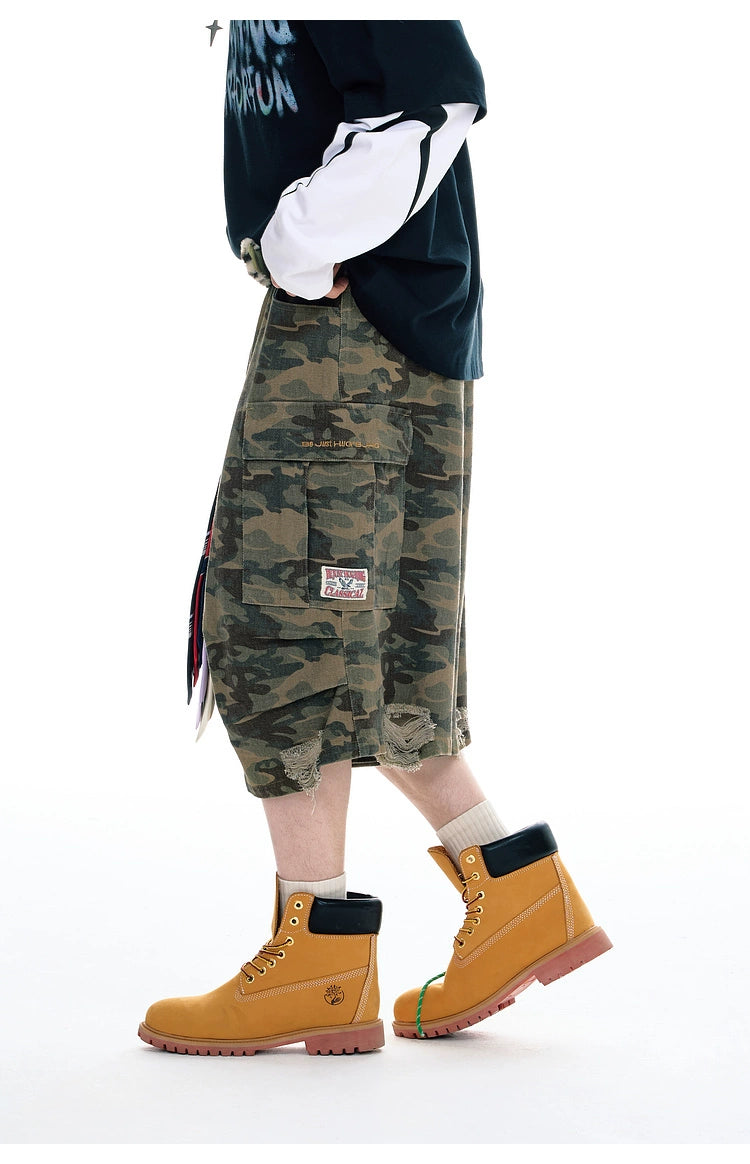 These Sanhoostudio denim shorts feature a camouflage print with vintage washing for a rugged retro effect. Designed with a relaxed fit, they deliver everyday comfort while embracing a military-inspired urban aesthetic.