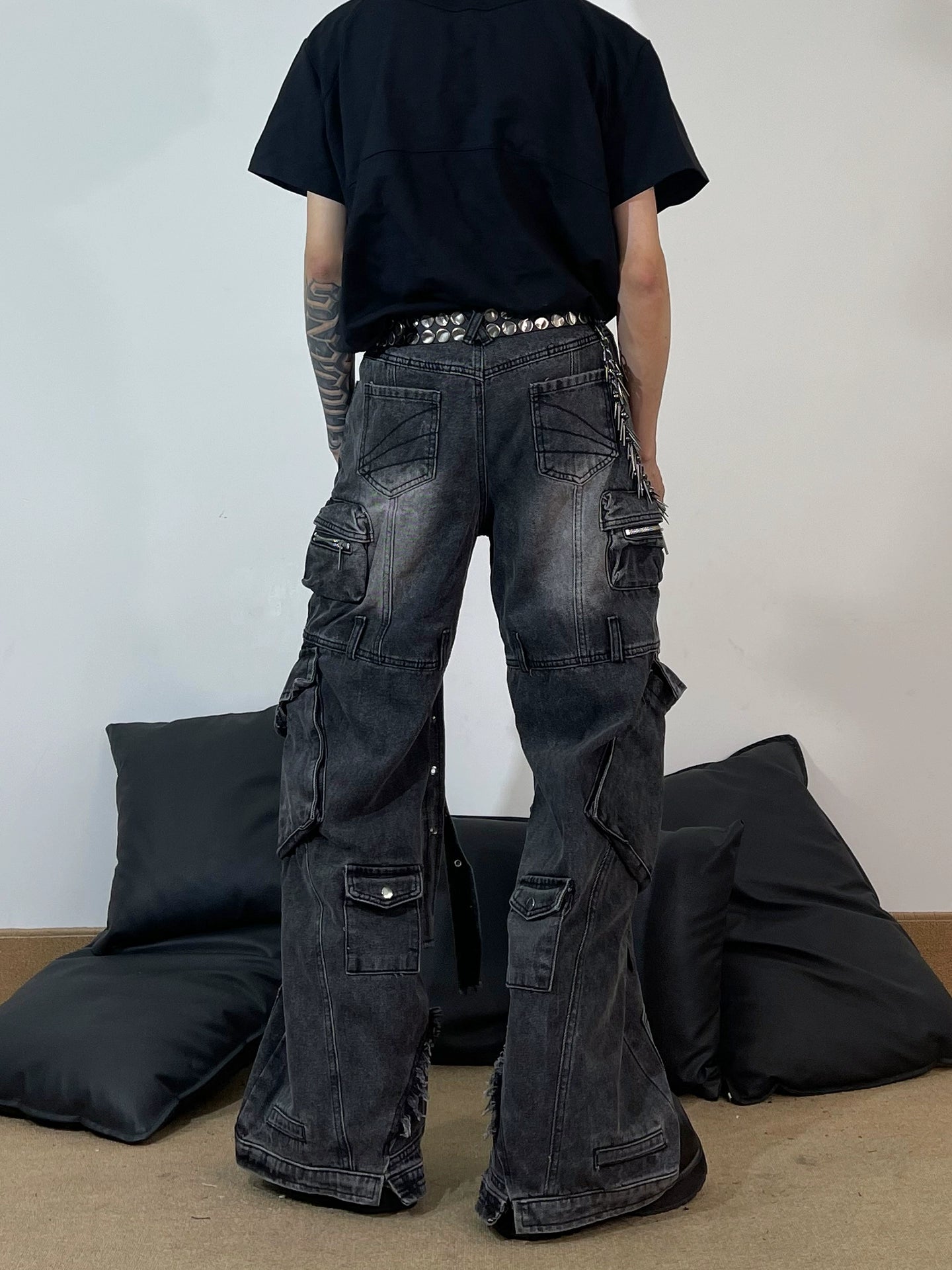 Sanhoostudio brings punk aesthetics to life with these multi-pocket denim cargo pants. Featuring deconstructed details and a wide-leg cut, they deliver high-street edge and urban functionality.