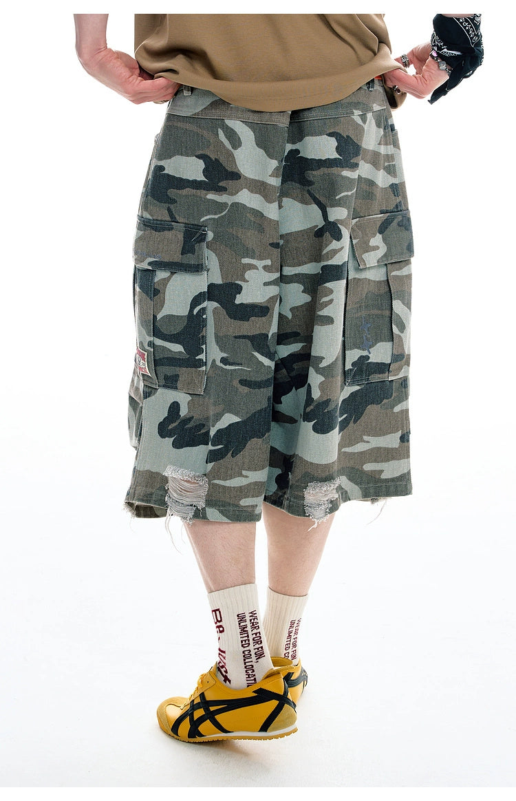 These Sanhoostudio denim shorts feature a camouflage print with vintage washing for a rugged retro effect. Designed with a relaxed fit, they deliver everyday comfort while embracing a military-inspired urban aesthetic.