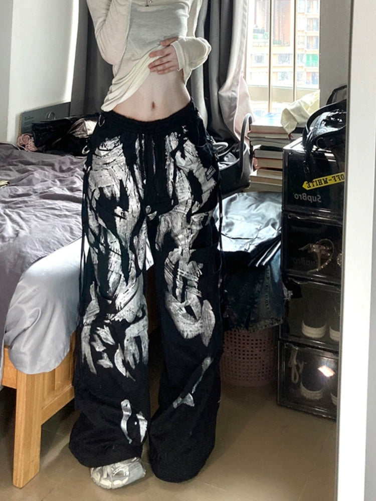 Sanhoostudio’s cyberpunk-inspired black cargo pants combine gothic Y2K aesthetics with utility style. Featuring multi-pocket design and a loose silhouette, they are perfect for futuristic streetwear outfits.