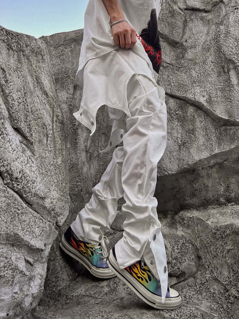 The Sanhoostudio functional zipper pants feature a straight-leg cut with punk-inspired hip-hop elements, bold zipper detailing, and a utilitarian aesthetic. Perfect for streetwear lovers, these pants combine comfort with striking urban energy for standout everyday styling.
