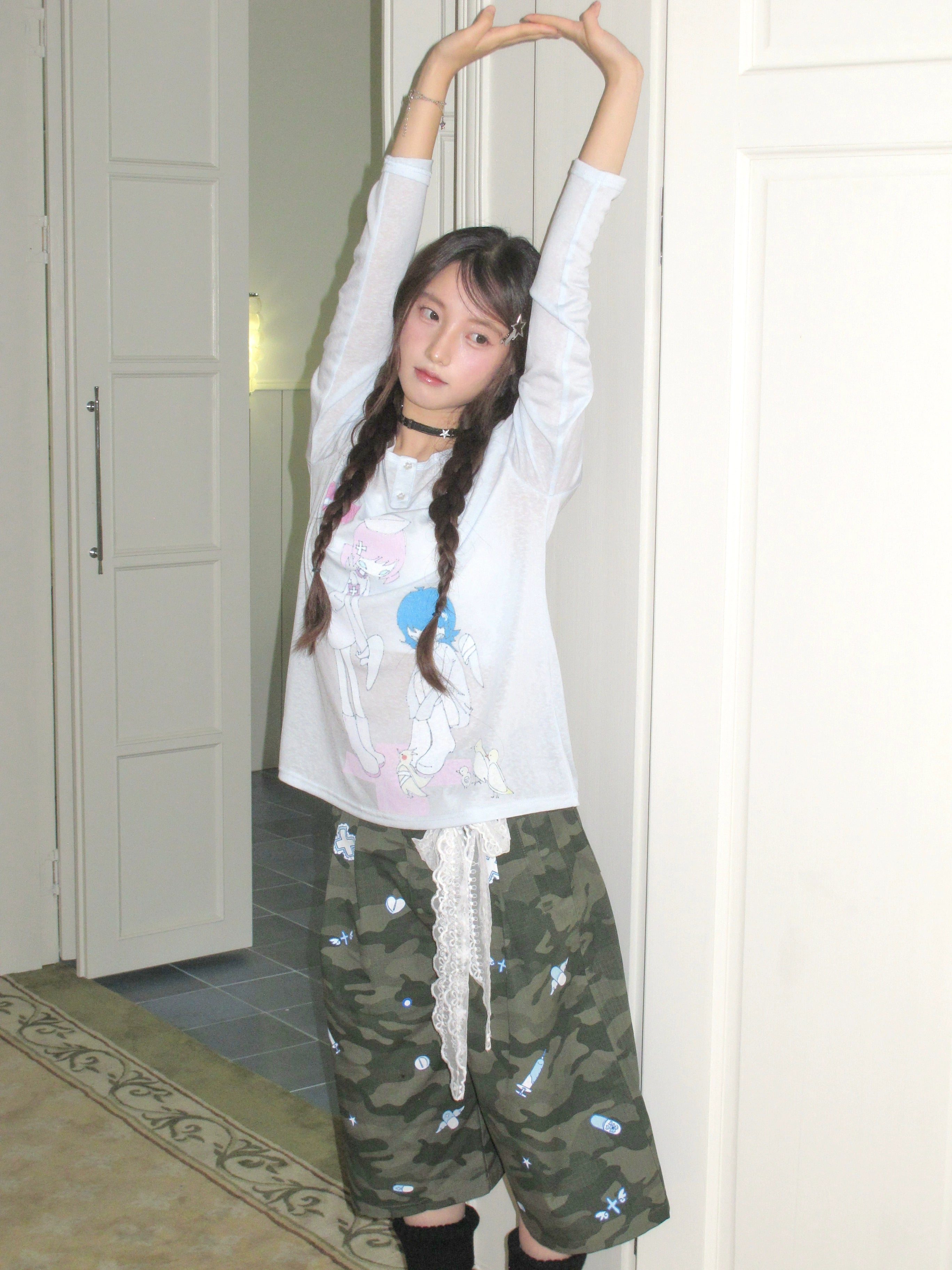 These camouflage print cropped pants from Sanhoostudio bring a relaxed streetwear touch with a loose straight-leg silhouette. Designed for comfort and versatility, they blend urban edge with casual style for everyday wear.
