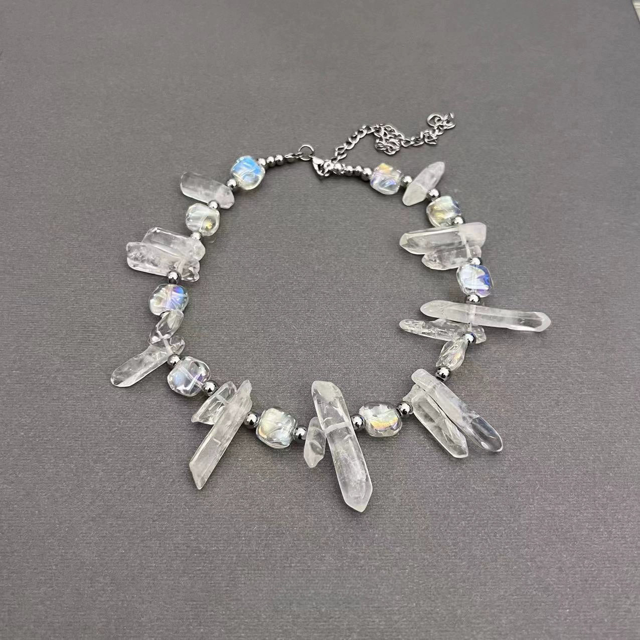 Sanhoostudio’s icicle natural crystal pendant uses irregular stones for a bold, original necklace. Perfect for statement looks, editorial styling, and fashion-forward outfits.