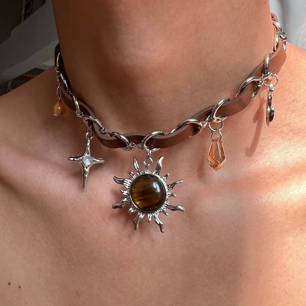 Sanhoostudio’s Mallard brown sunburst choker necklace showcases a bold sun-inspired design with warm brown tones, perfect for fashion-forward individuals seeking a standout, retro-luxe accessory.
