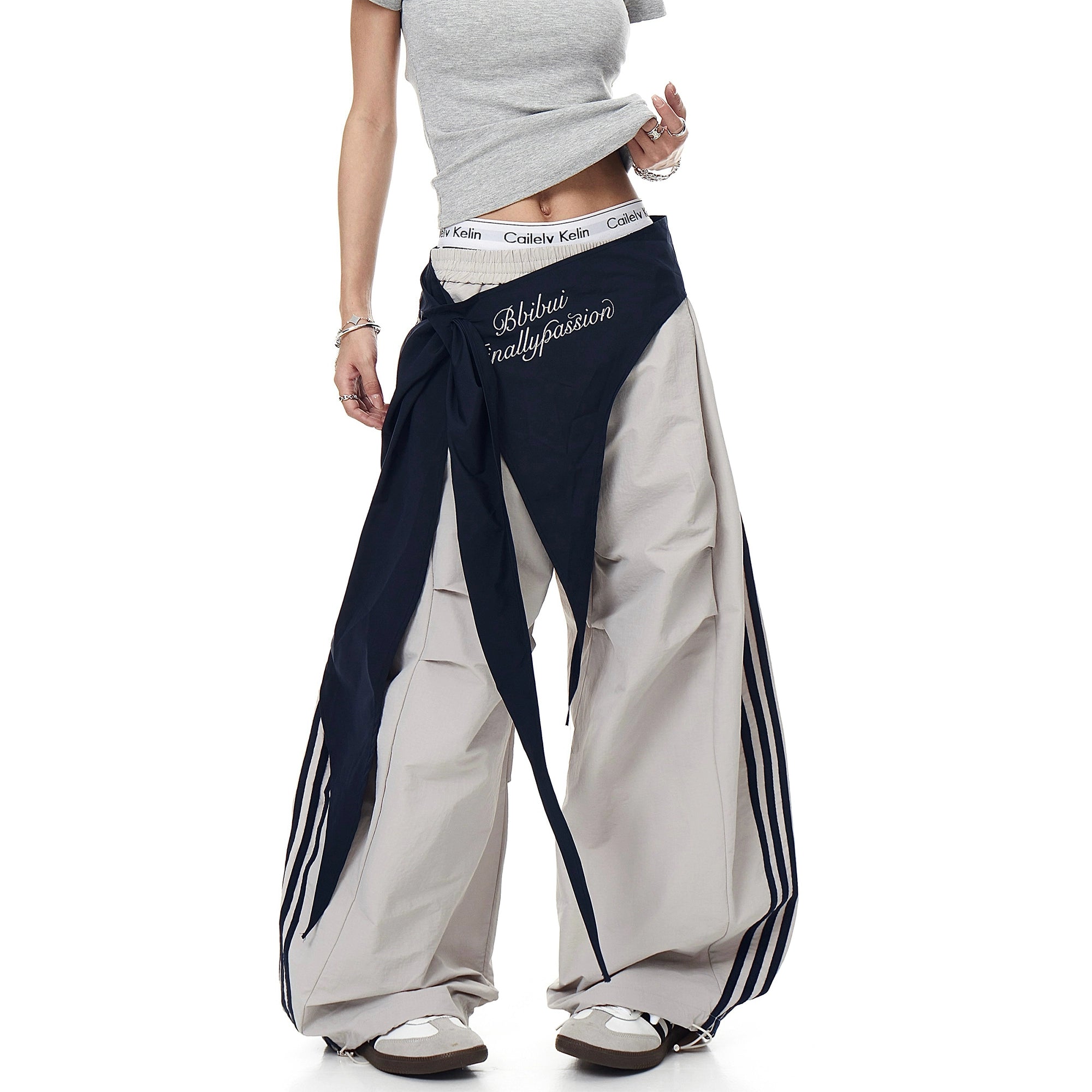 The Sanhoostudio lace-up wide-leg pants feature a black-and-white color-block design with blade-style hem details. Their oversized silhouette and bold contrasts deliver high street energy with a unique avant-garde aesthetic.