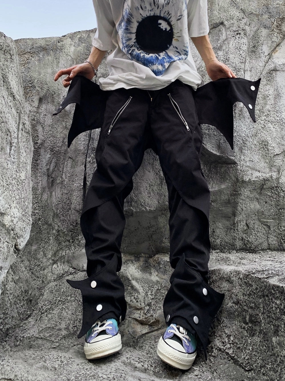 The Sanhoostudio functional zipper pants feature a straight-leg cut with punk-inspired hip-hop elements, bold zipper detailing, and a utilitarian aesthetic. Perfect for streetwear lovers, these pants combine comfort with striking urban energy for standout everyday styling.