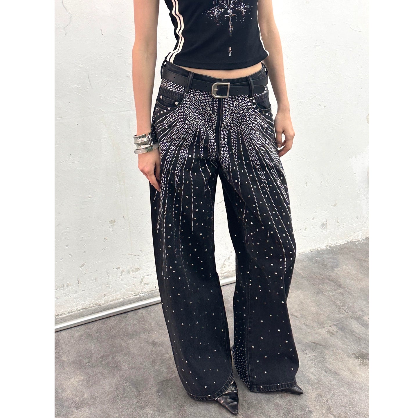 These laser rhinestone denim pants from Sanhoostudio sparkle with full-stone embellishments. Featuring a flared wide-leg silhouette, they embody futuristic glamour and bold streetwear style.