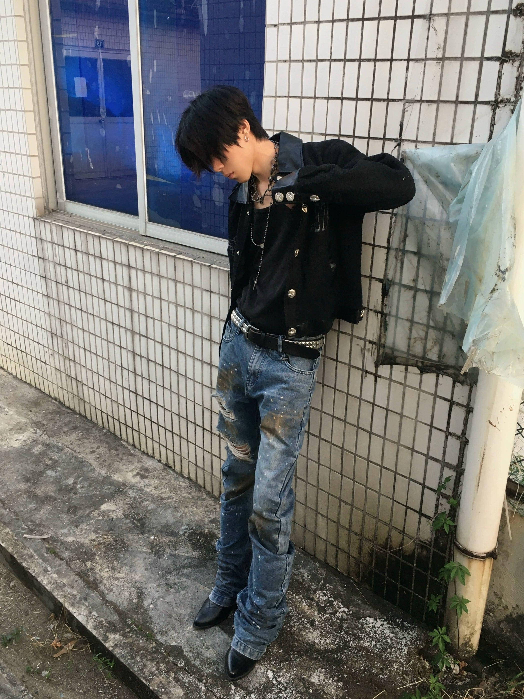 These blade-cut jeans by Sanhoostudio combine a heavy mud-dye wash, pleated textures, and distressed craftsmanship to create a futuristic yet rugged aesthetic. Perfect for grunge-inspired styling, high street fashion, or unique streetwear looks, they deliver both edge and originality.