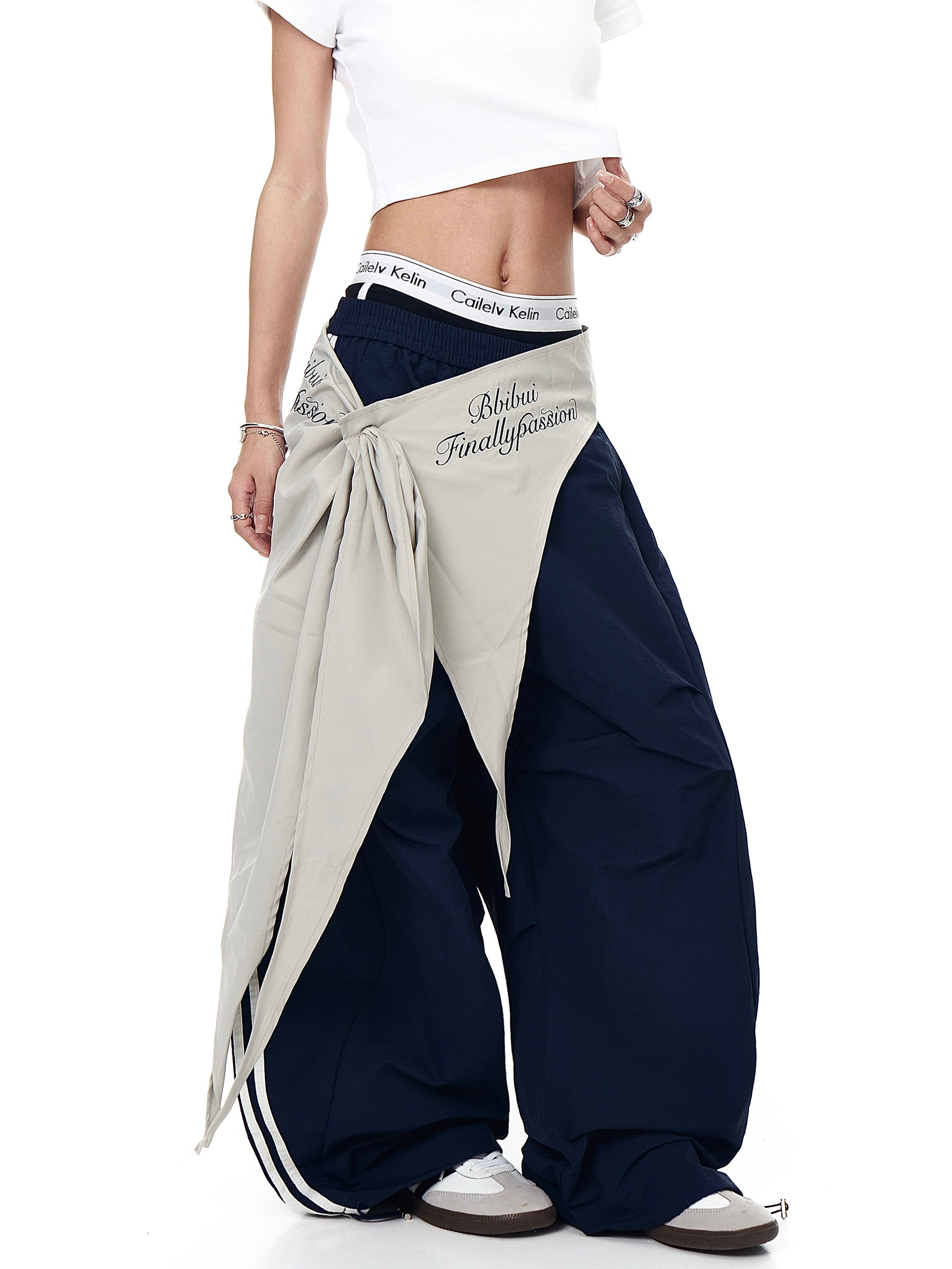 The Sanhoostudio lace-up wide-leg pants feature a black-and-white color-block design with blade-style hem details. Their oversized silhouette and bold contrasts deliver high street energy with a unique avant-garde aesthetic.