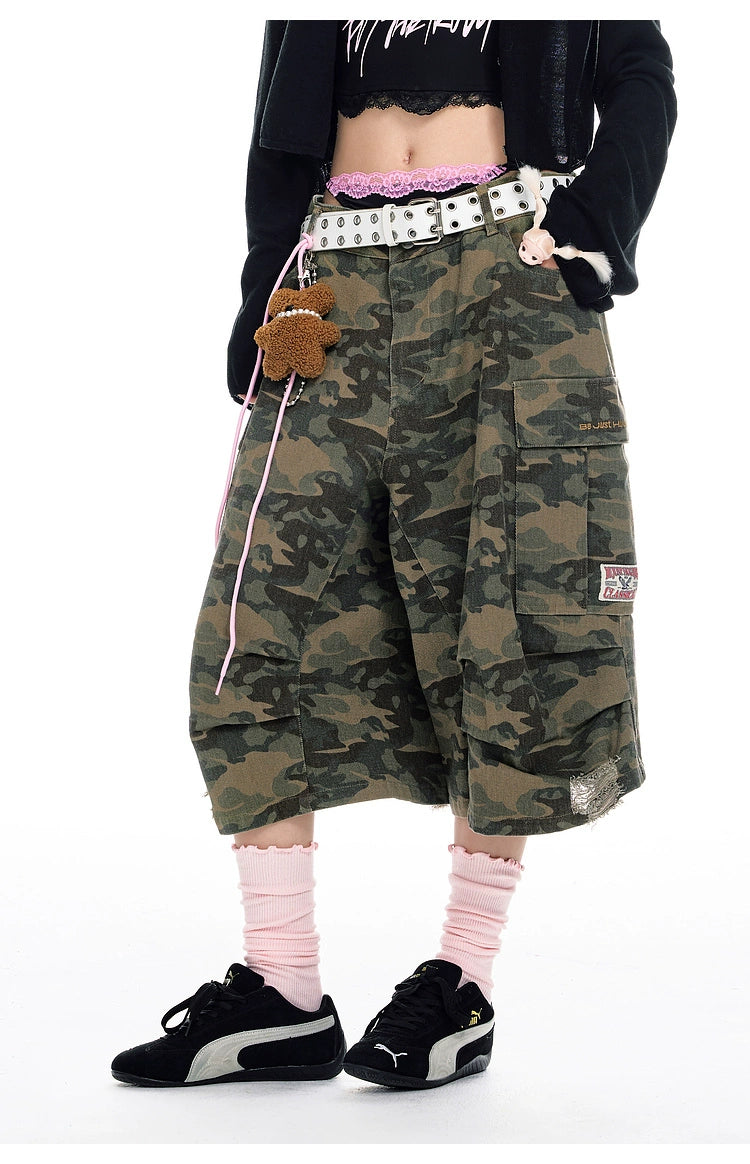 These Sanhoostudio denim shorts feature a camouflage print with vintage washing for a rugged retro effect. Designed with a relaxed fit, they deliver everyday comfort while embracing a military-inspired urban aesthetic.