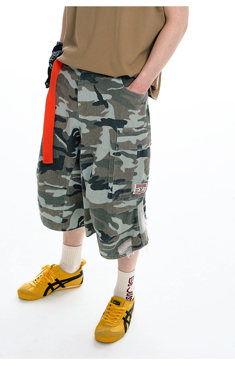 These Sanhoostudio denim shorts feature a camouflage print with vintage washing for a rugged retro effect. Designed with a relaxed fit, they deliver everyday comfort while embracing a military-inspired urban aesthetic.