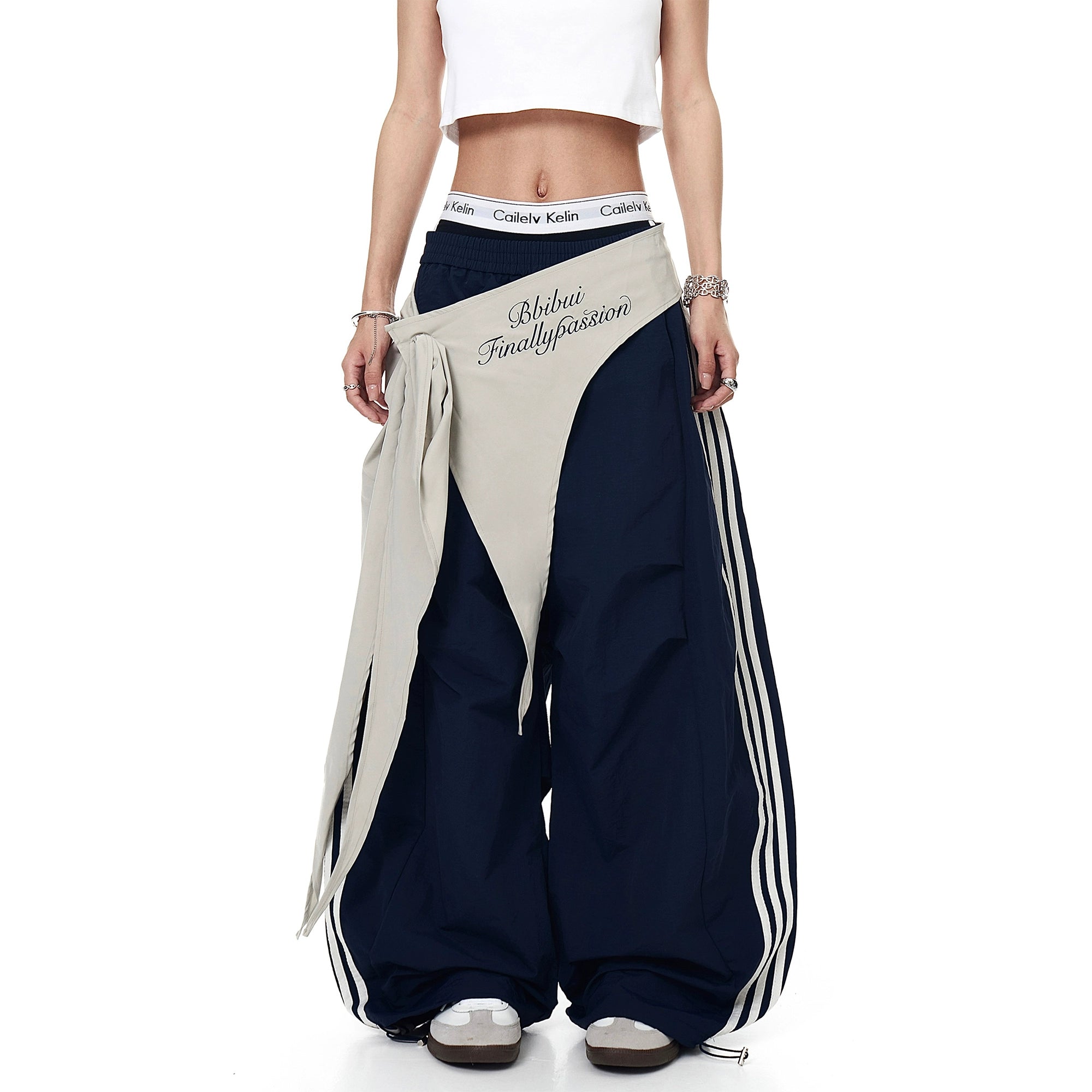 The Sanhoostudio lace-up wide-leg pants feature a black-and-white color-block design with blade-style hem details. Their oversized silhouette and bold contrasts deliver high street energy with a unique avant-garde aesthetic.